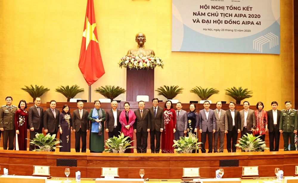 Trong ảnh: Chủ tịch Quốc hội Nguyễn Thị Kim Ngân với các đại biểu, đại diện các đơn vị tham gia tổ chức, phục vụ Năm AIPA 41. Ảnh: Trọng Đức - TTXVN