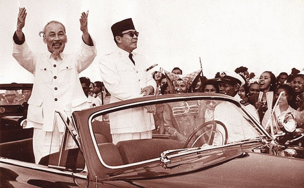 Chủ tịch Hồ Chí Minh được chào đón nồng nhiệt trong chuyến thăm Indonesia năm 1959. 