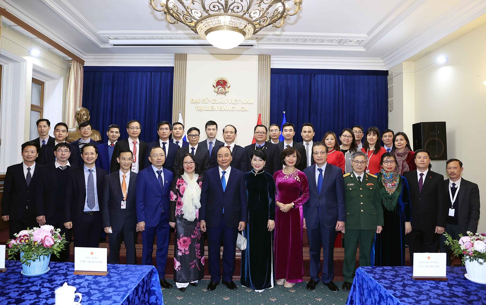 Chủ tịch nước Nguyễn Xuân Phúc, Phu nhân và cán bộ Đại sứ quán, đại diện các cơ quan thường trú Việt Nam tại Liên bang Nga. (Nguồn: TTXVN)