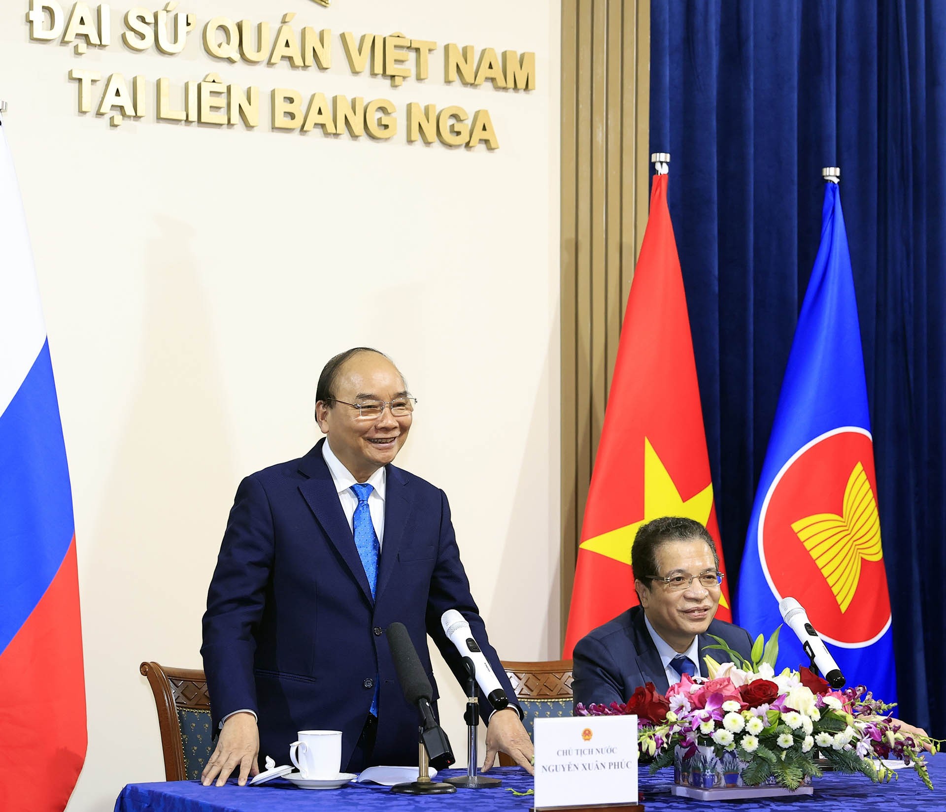 President Nguyen Xuan Phuc meets embassy's staff in Russia