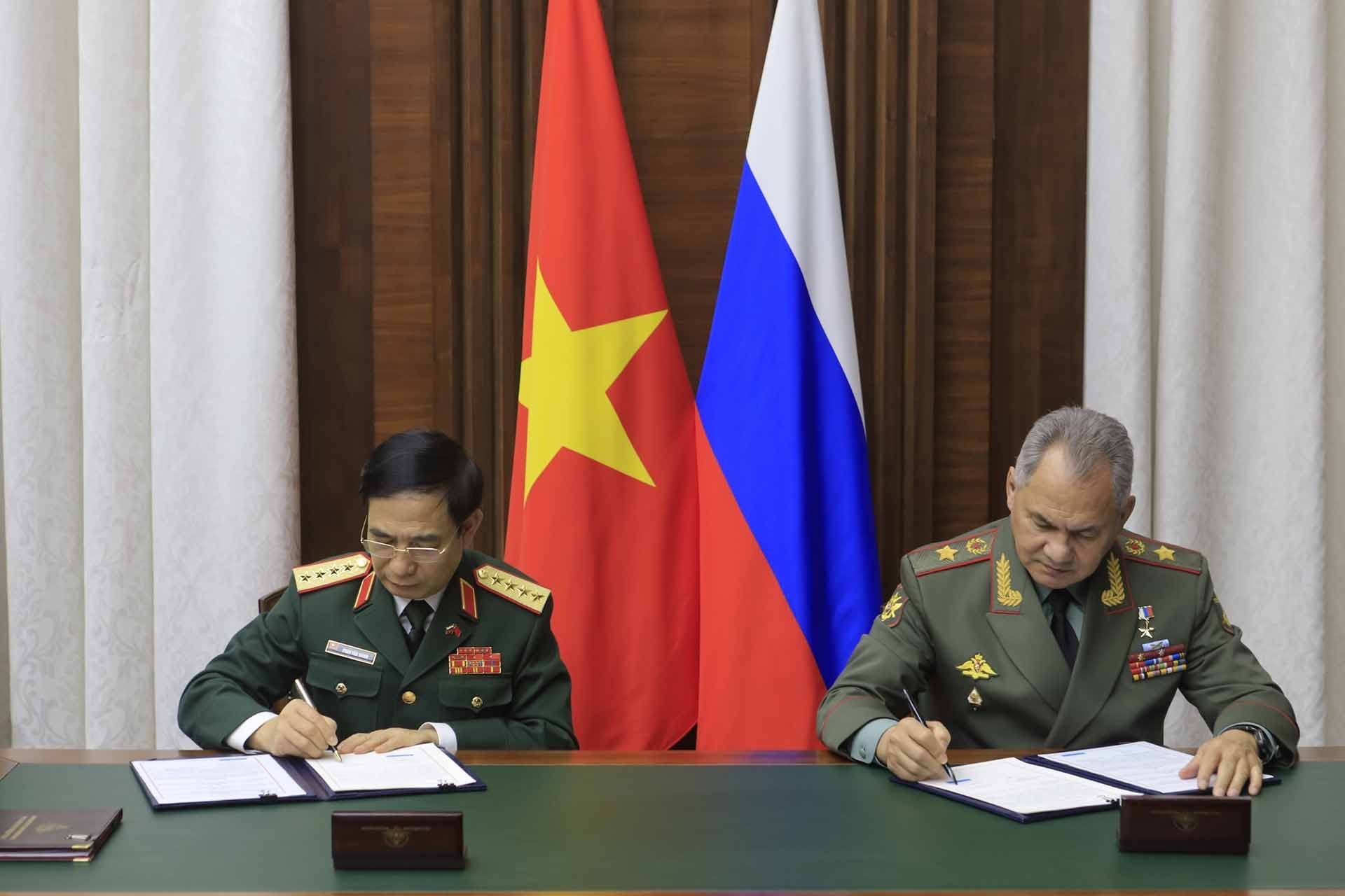 Hai bộ trưởng ký kết các văn kiện hợp tác giữa Việt Nam và Liên bang Nga. (Nguồn: TTXVN)