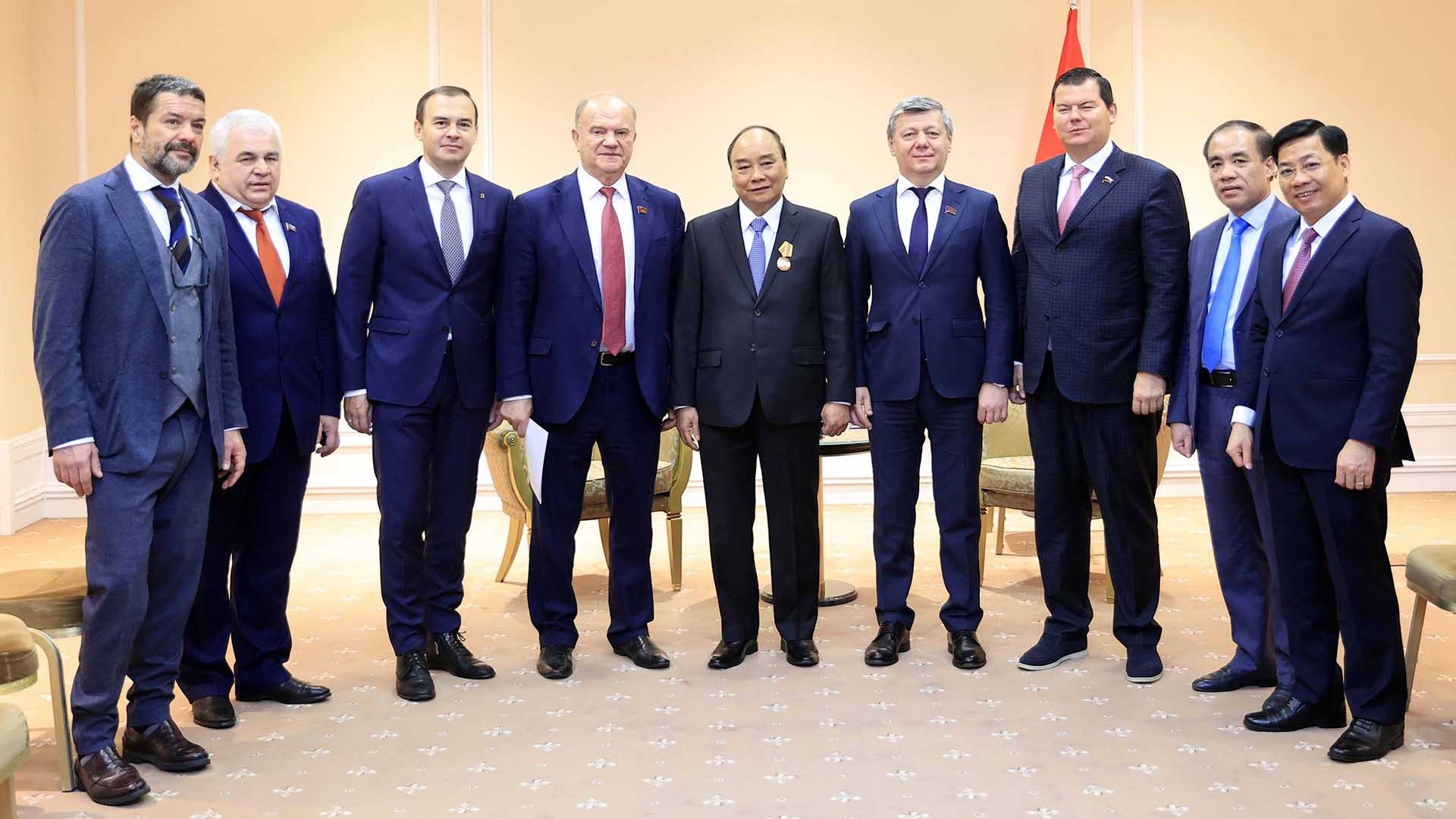 Chủ tịch nước Nguyễn Xuân Phúc với Chủ tịch Đảng Cộng sản Nga Gennady Zyuganov và các đại biểu. (Nguồn: TTXVN)