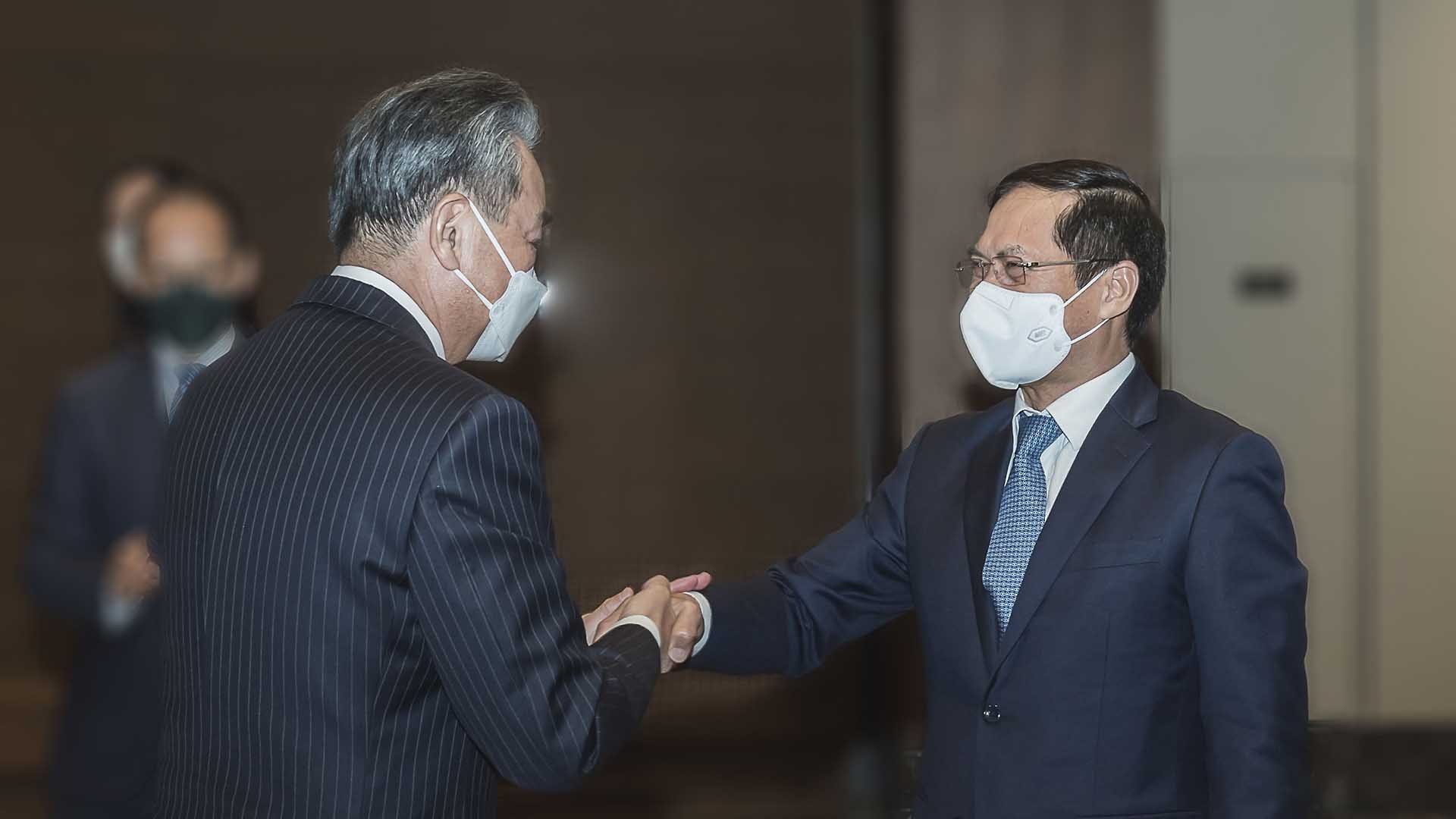 Bộ trưởng Ngoại giao Bùi Thanh Sơn gặp Ủy viên Quốc vụ, Bộ trưởng Ngoại giao Trung Quốc Vương Nghị. (Nguồn: TTXVN) 