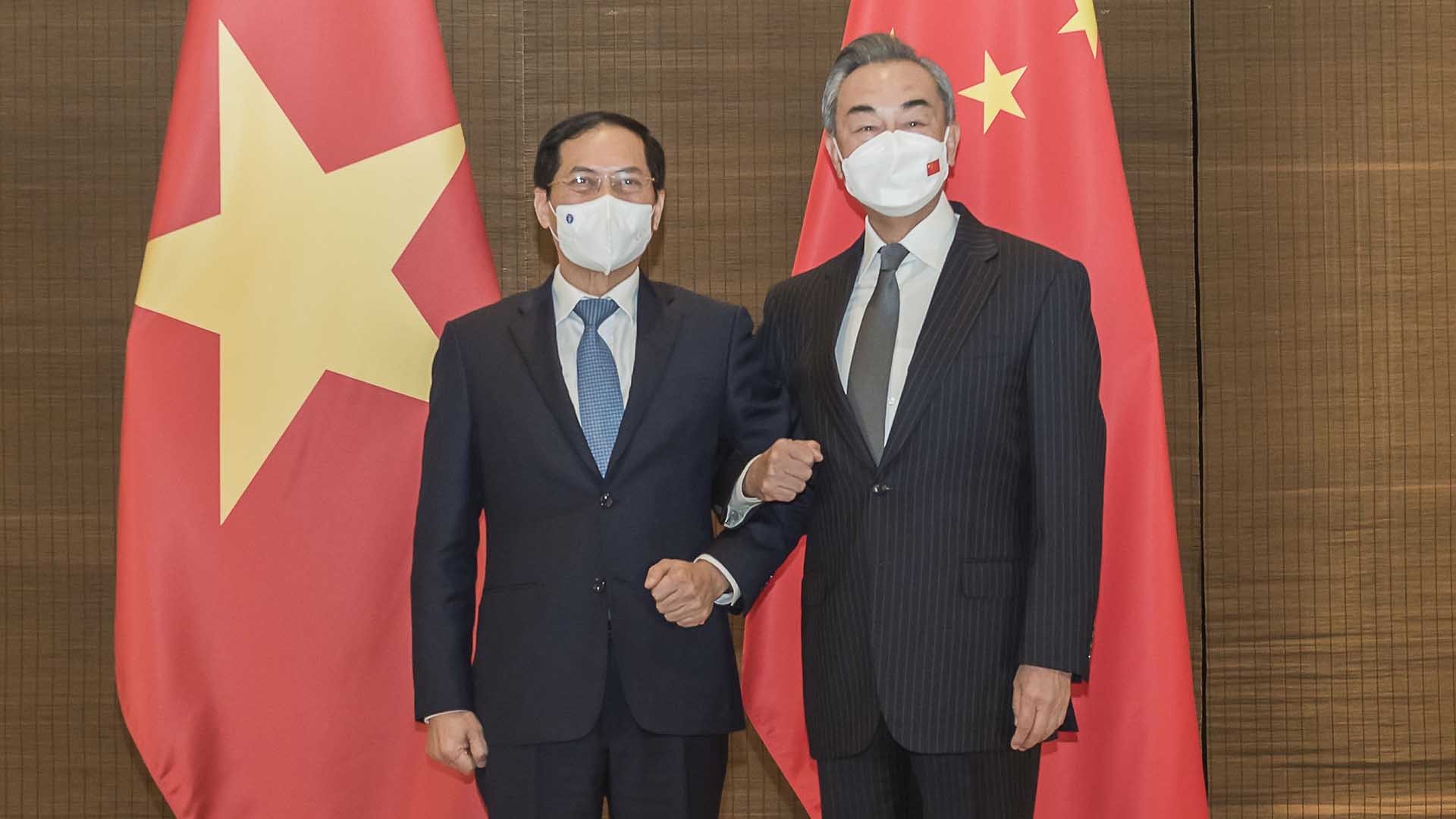 Bộ trưởng Ngoại giao Bùi Thanh Sơn và Ủy viên Quốc vụ, Bộ trưởng Ngoại giao Trung Quốc Vương Nghị. (Nguồn: TTXVN)