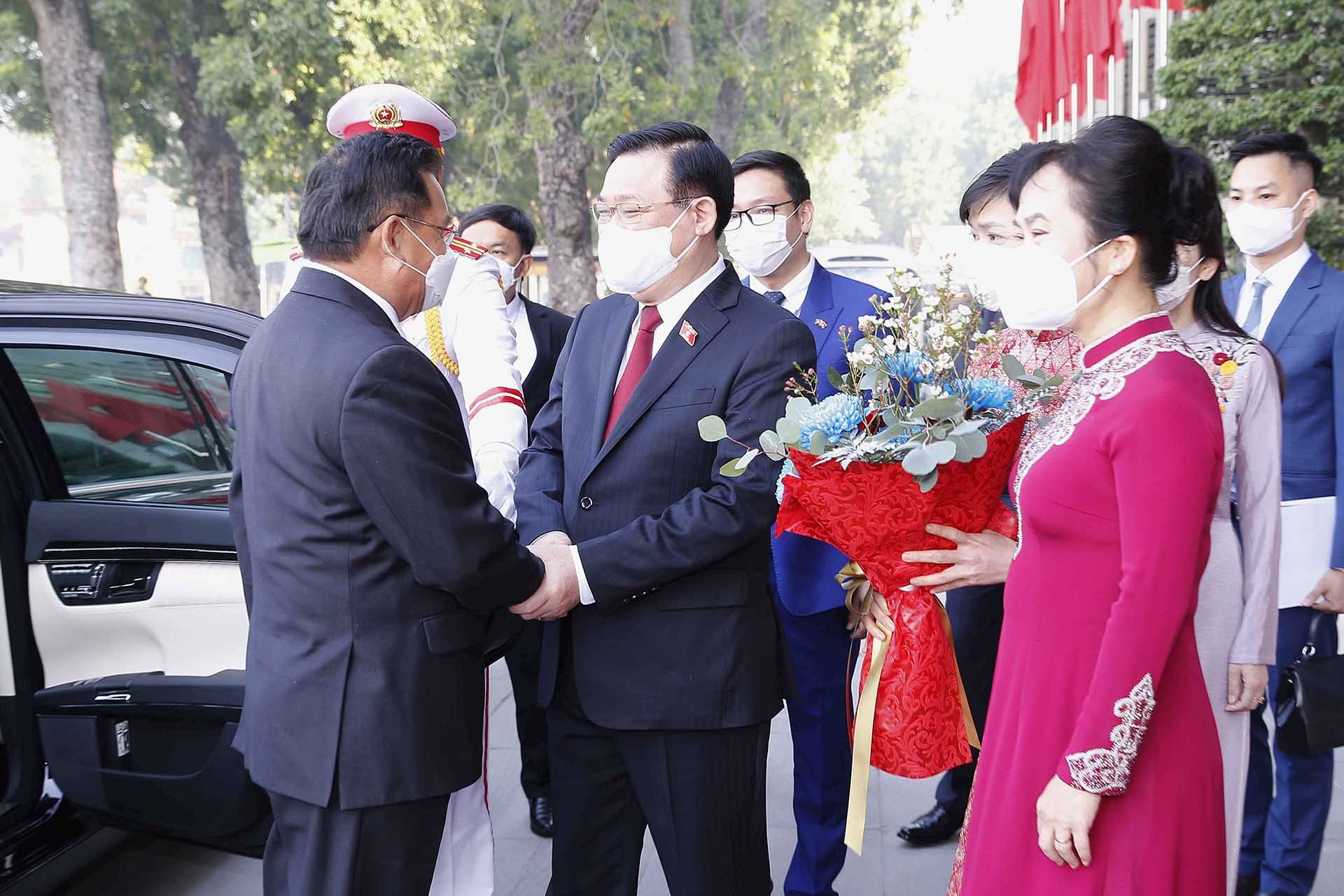 Chủ tịch Quốc hội Vương Đình Huệ và Phu nhân đón Chủ tịch Quốc hội nước Cộng hòa Dân chủ Nhân dân Lào Saysomphone Phomvihane và Phu nhân. (Nguồn:  TTXVN)