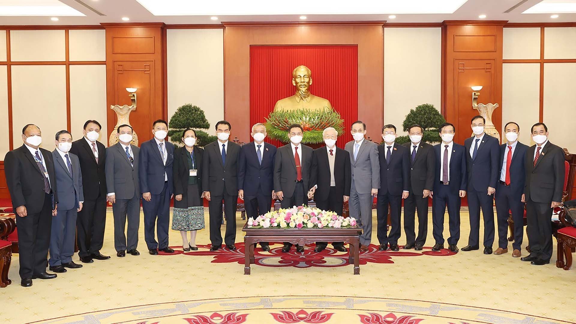 Tổng Bí thư Nguyễn Phú Trọng và Chủ tịch Quốc hội Lào Saysomphone Phomvihane chụp ảnh chung cùng các đại biểu. (Nguồn: TTXVN)