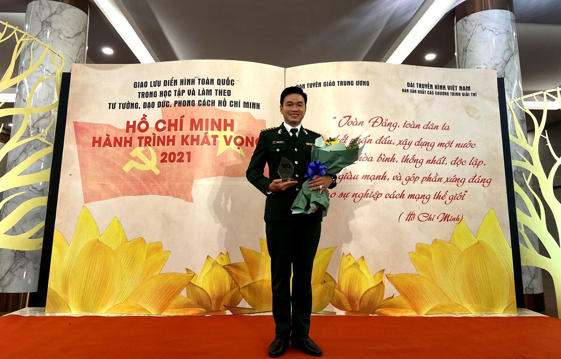 Đại úy Nguyễn Phước Tới vinh dự là đại diện duy nhất của tỉnh An Giang tham gia chương trình Giao lưu “Hồ Chí Minh-Hành trình khát vọng” vào tối 5/12/2021 do Ban Tuyên giáo Trung ương tổ chức.