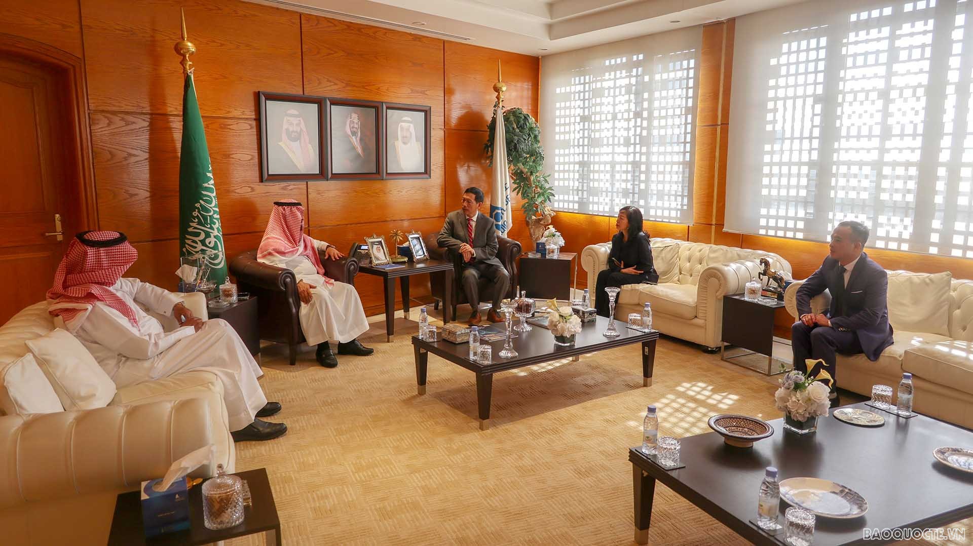 Lãnh đạo Phòng Thương mại Asharqia tiếp đoàn Đại sứ quán Việt Nam tại Saudi Arabia.