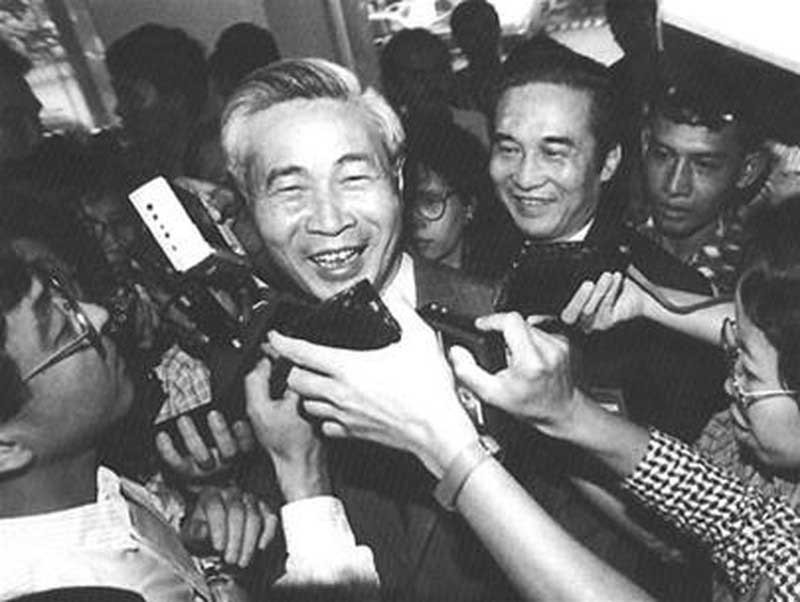 Bộ trưởng Nguyễn Cơ Thạch với các nhà báo. (Ảnh tư liệu)