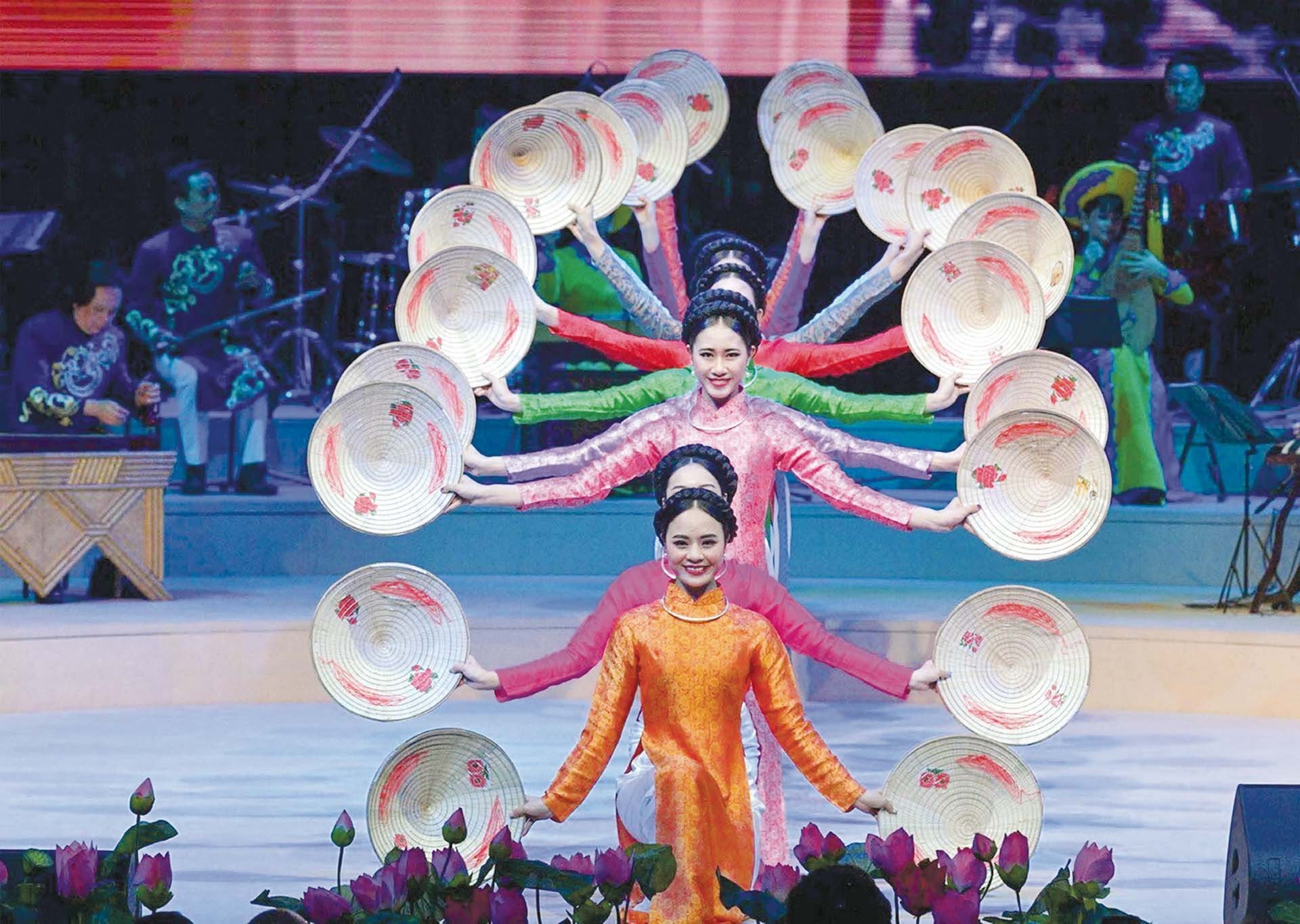 Các nghệ sĩ biểu diễn trong một buổi hòa nhạc nhân dịp lễ khai mạc Năm Chéo hữu nghị  Việt Nam - Liên bang Nga, tại thủ đô Moscow năm 2019. (Ảnh: Aleksanđr Astafiev/TASS) 