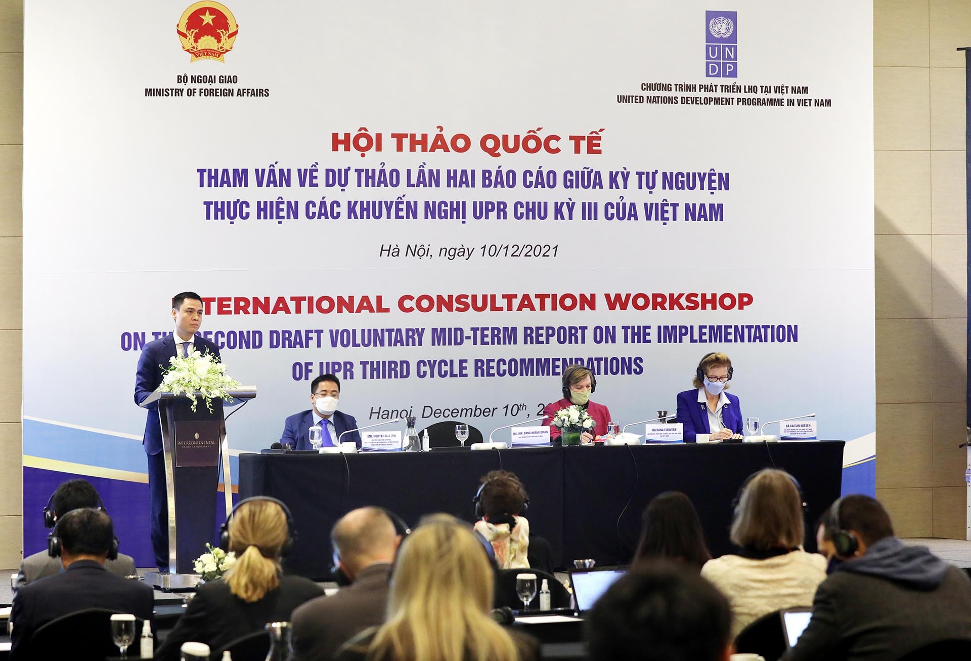 Bộ Ngoại giao phối hợp với Chương trình Phát triển Liên hợp quốc (LHQ) (UNDP) tại Việt Nam đã tổ chức Hội thảo tham vấn lần thứ hai về dự thảo Báo cáo giữa kỳ tự nguyện thực hiện các khuyến nghị theo Cơ chế Rà soát định kỳ phổ quát (UPR) chu kỳ III của Việt Nam.