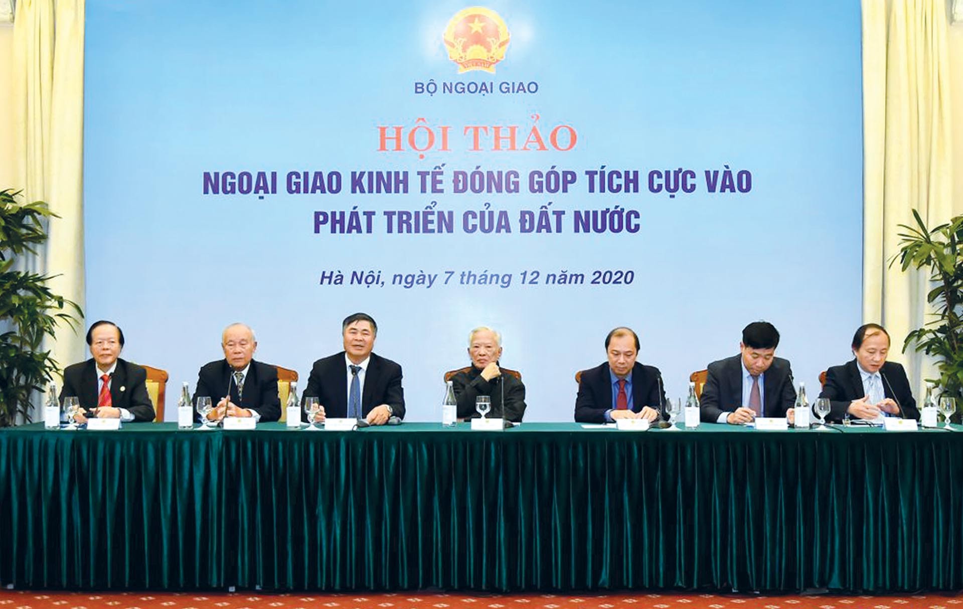 Đại sứ Đoàn Xuân Hưng (thứ ba từ trái) chủ trì phiên 1 của Hội thảo Ngoại giao kinh tế đóng góp tích cực vào phát triển của đất nước, ngày 7/12/2020. (Ảnh: Tuấn Anh)