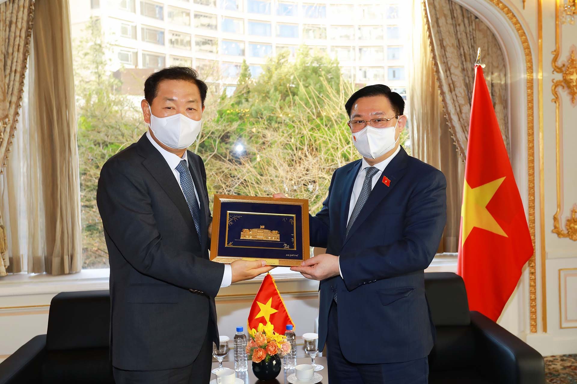 Chủ tịch Quốc hội Vương Đình Huệ tặng quà lưu niệm cho Phó Chủ tịch kiêm Tổng Giám đốc (CEO) Samsung Electronic Han Jong-hee. (Nguồn: TTXVN)