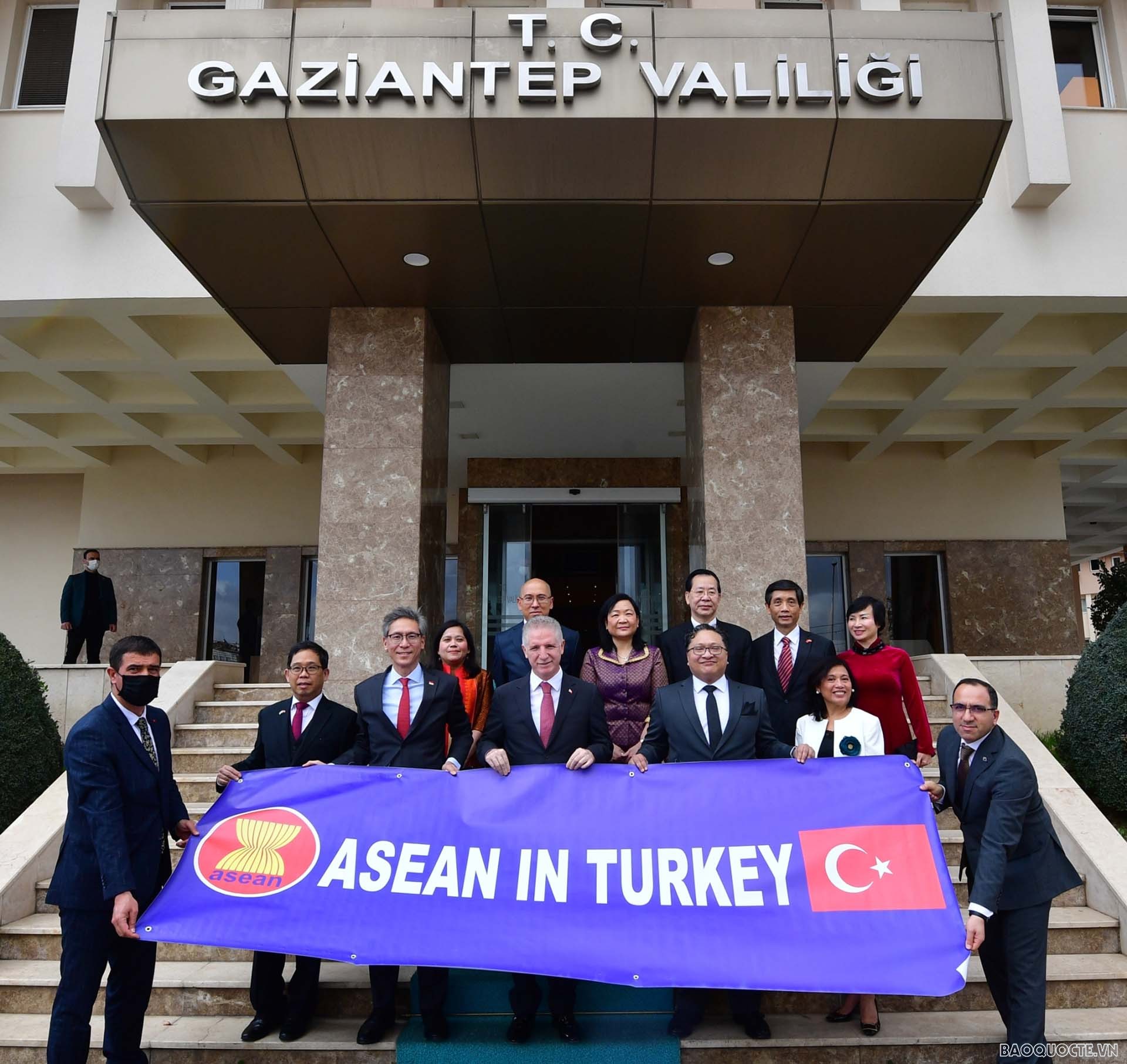 Tỉnh trưởng Gaziantep chụp ảnh lưu niệm với Đại sứ các nước ASEAN.