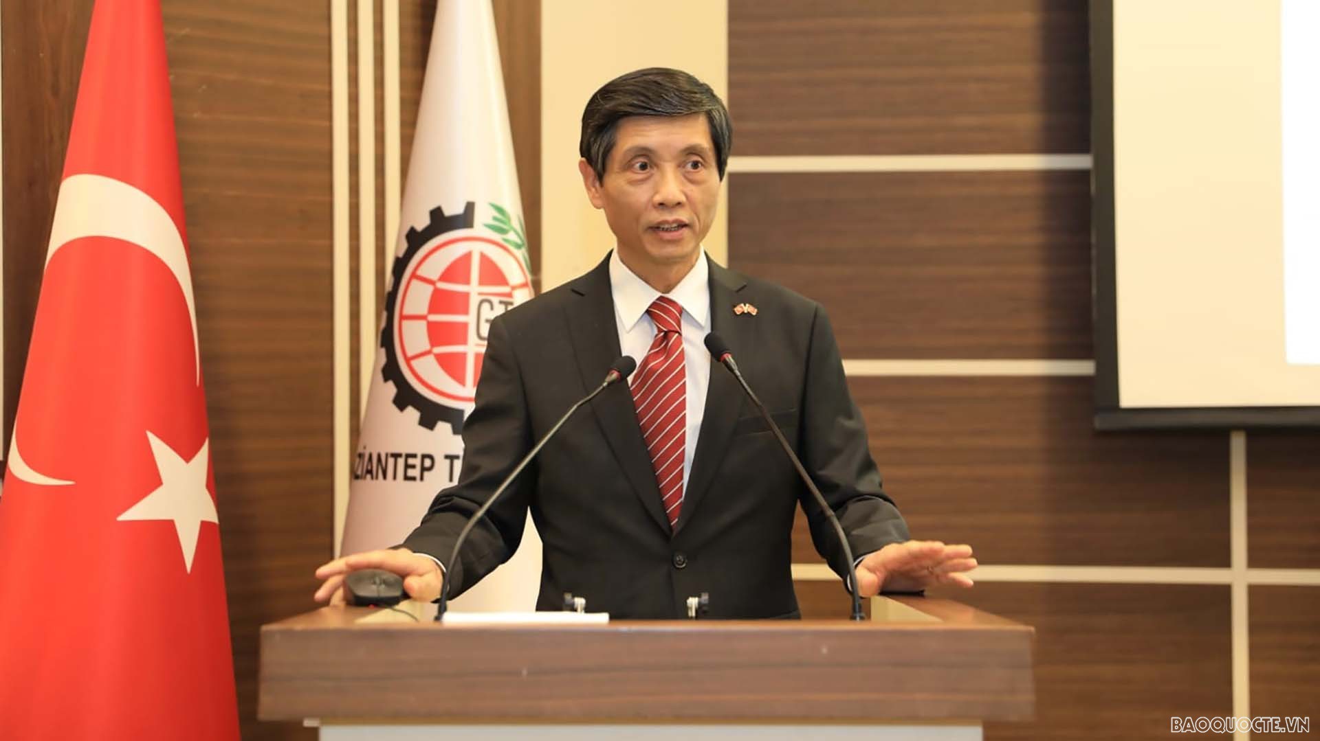 Đại sứ Trần Quang Tuyến phát biểu tại buổi làm việc với Phòng Thương mại và Công nghiệp tỉnh Gaziantep.