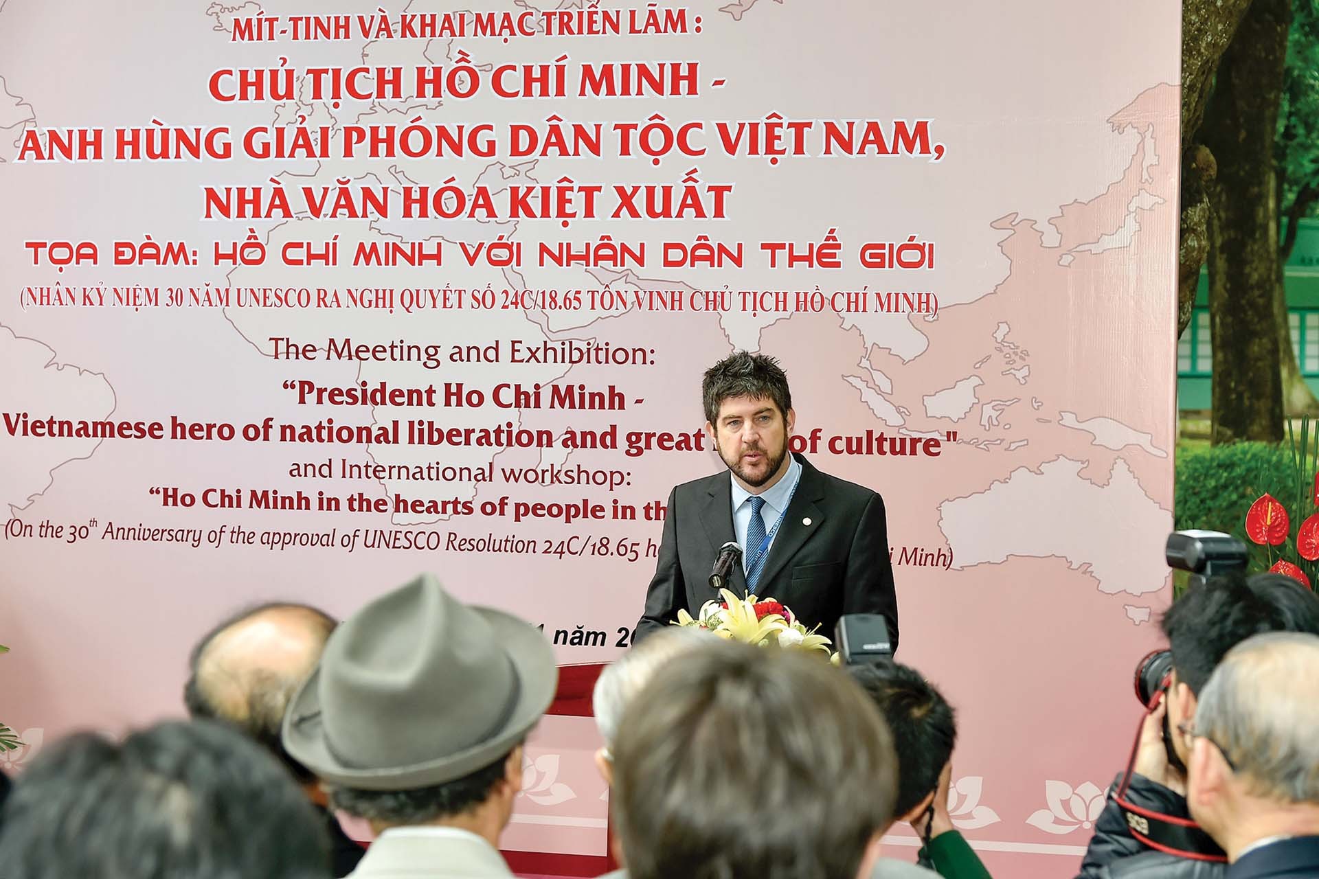 Trưởng đại diện UNESCO tại Việt Nam Michael Croft phát biểu tại Lễ mít tinh, triển lãm, tọa đàm Kỷ niệm 30 năm UNESCO ra quyết định tôn vinh Chủ tịch Hồ Chí Minh tại Khu Di tích Phủ Chủ tịch, ngày 24/11/2017.