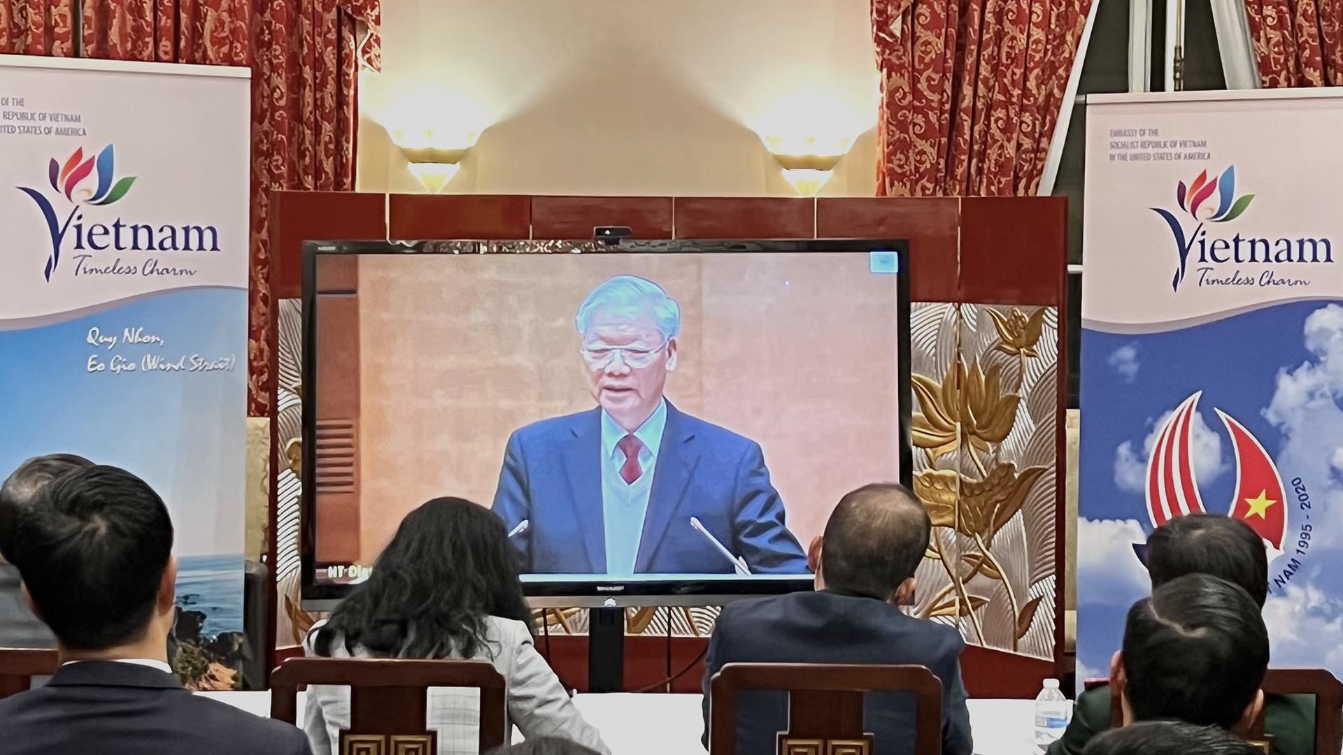 Các đại biểu nghe Tổng Bí thư Nguyễn Phú Trọng phát biểu chỉ đạo tại Hội nghị đối ngoại toàn quốc.
