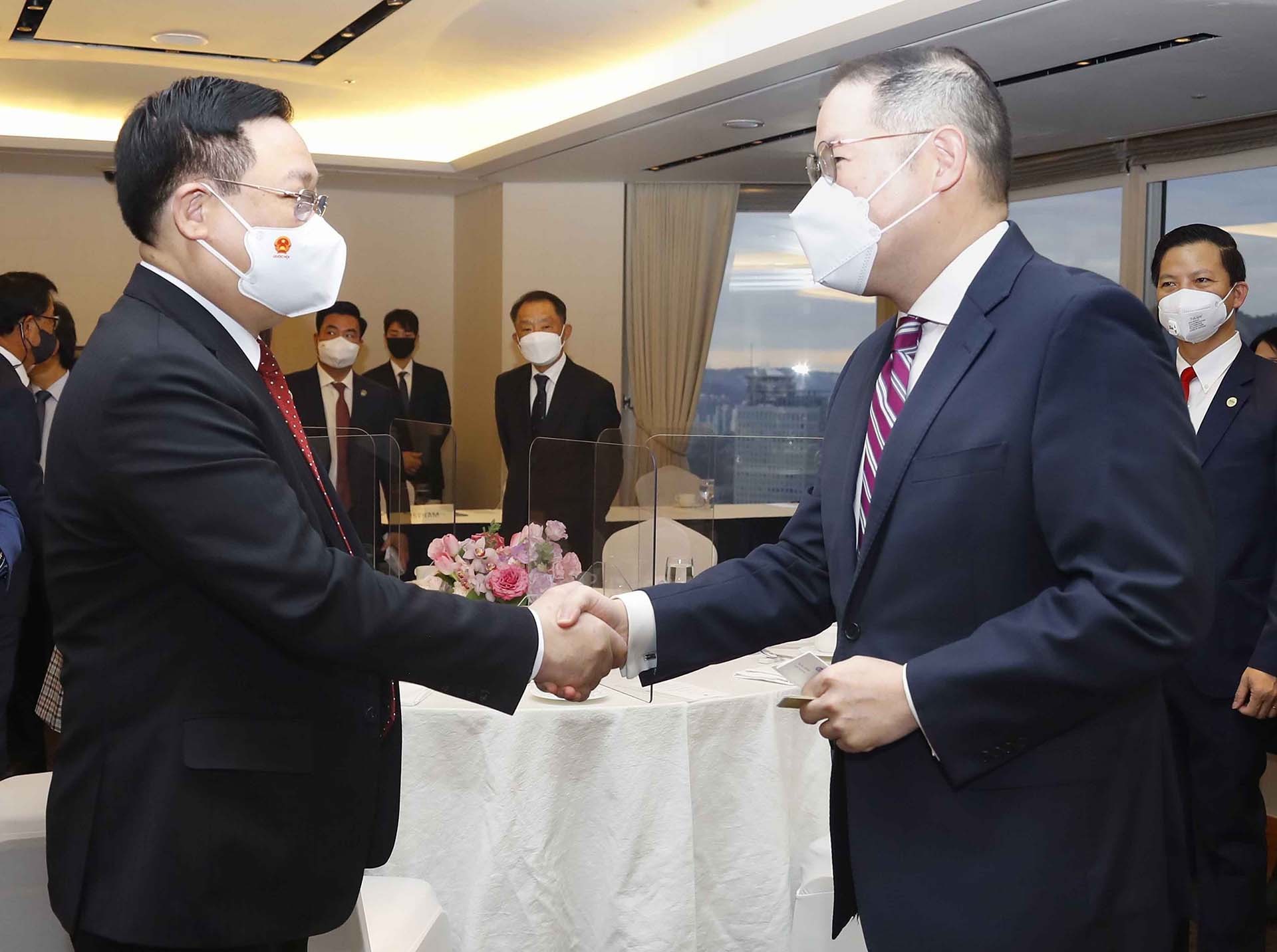 Chủ tịch Quốc hội Vương Đình Huệ tiếp Phó Chủ tịch Tập đoàn Hyosung Cho Huyn-sang. (Nguồn: TTXVN)