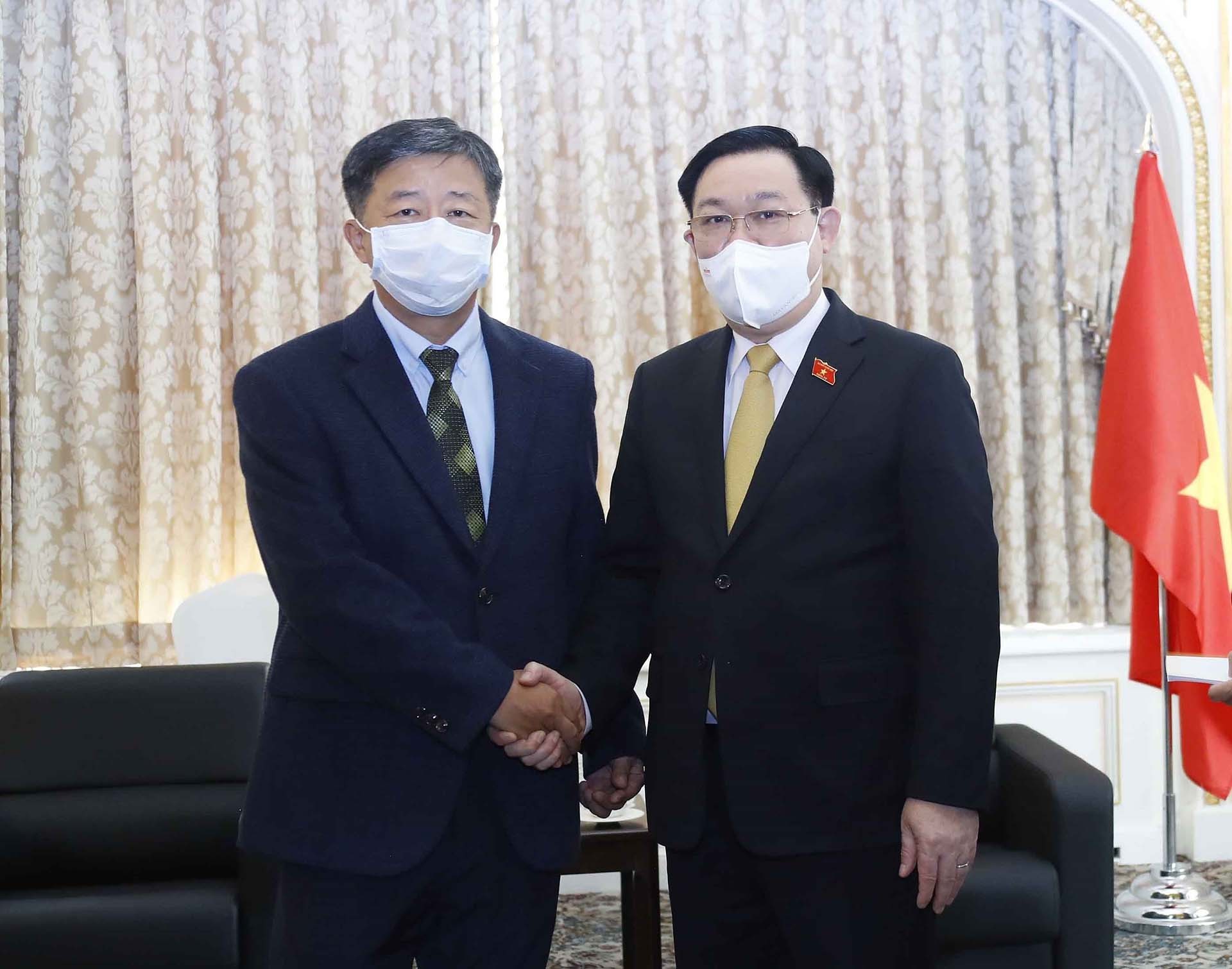 Chủ tịch Quốc hội Vương Đình Huệ tiếp Tổng Giám đốc điều hành Tập đoàn GS Engineering & Construction Lim Byeong Yong. (Nguồn: TTXVN)