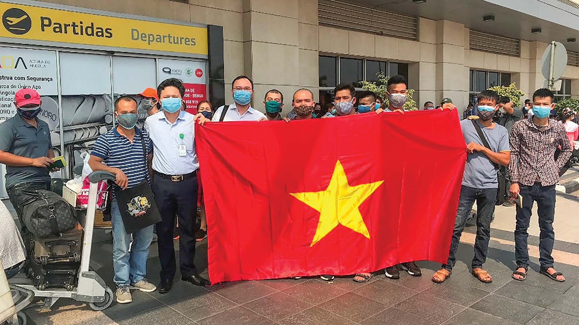 Đại sứ quán Việt Nam tại Angola cử cán bộ ra sân bay để hỗ trợ công dân Việt Nam về nước, tháng 6/2020.