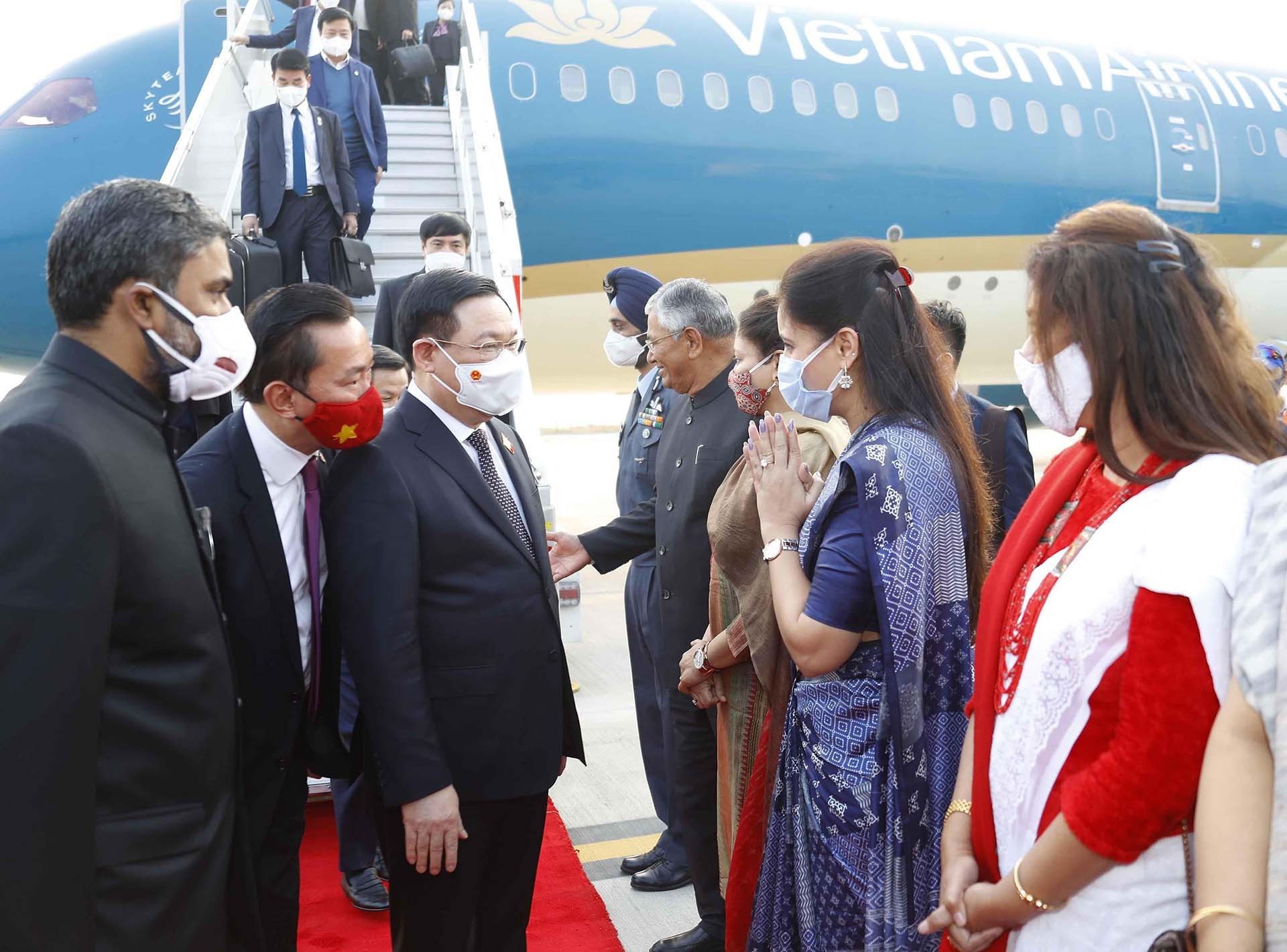 Chủ tịch Quốc hội Vương Đình Huệ đến New Delhi, bắt đầu thăm chính thức Cộng hòa Ấn Độ