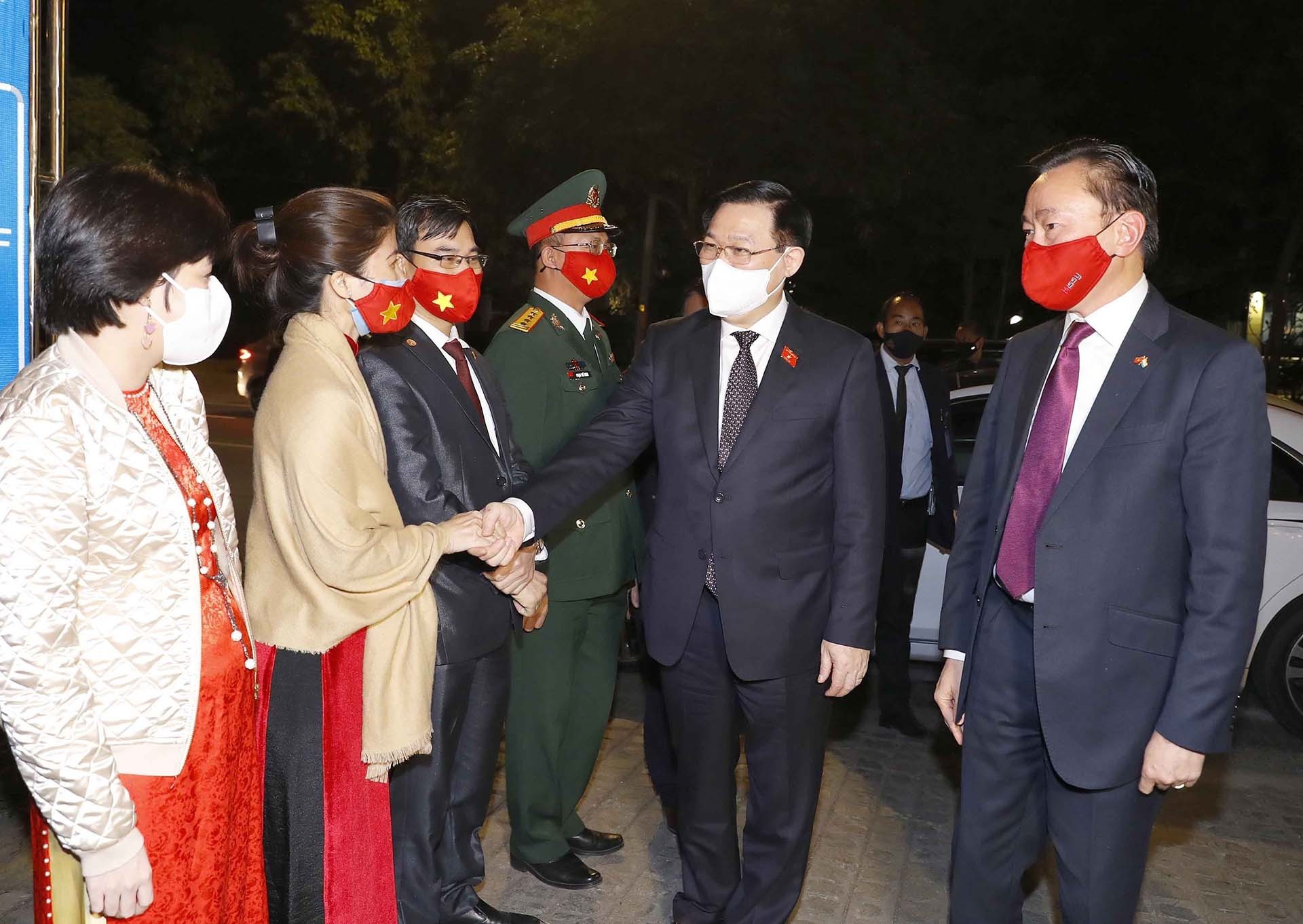 Chủ tịch Quốc hội Vương Đình Huệ gặp gỡ cán bộ, nhân viên Đại sứ quán Việt Nam tại Ấn Độ. (Nguồn: TTXVN)