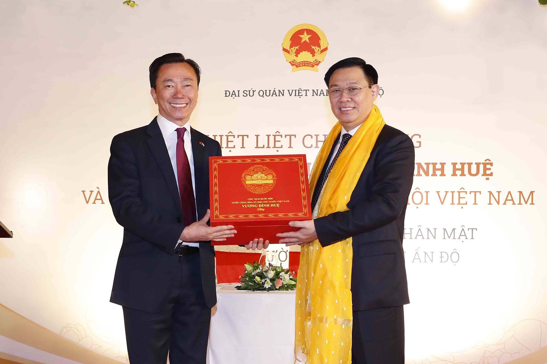 Chủ tịch Quốc hội Vương Đình Huệ tặng quà Đại sứ quán Việt Nam tại Ấn Độ. (Nguồn: TTXVN)
