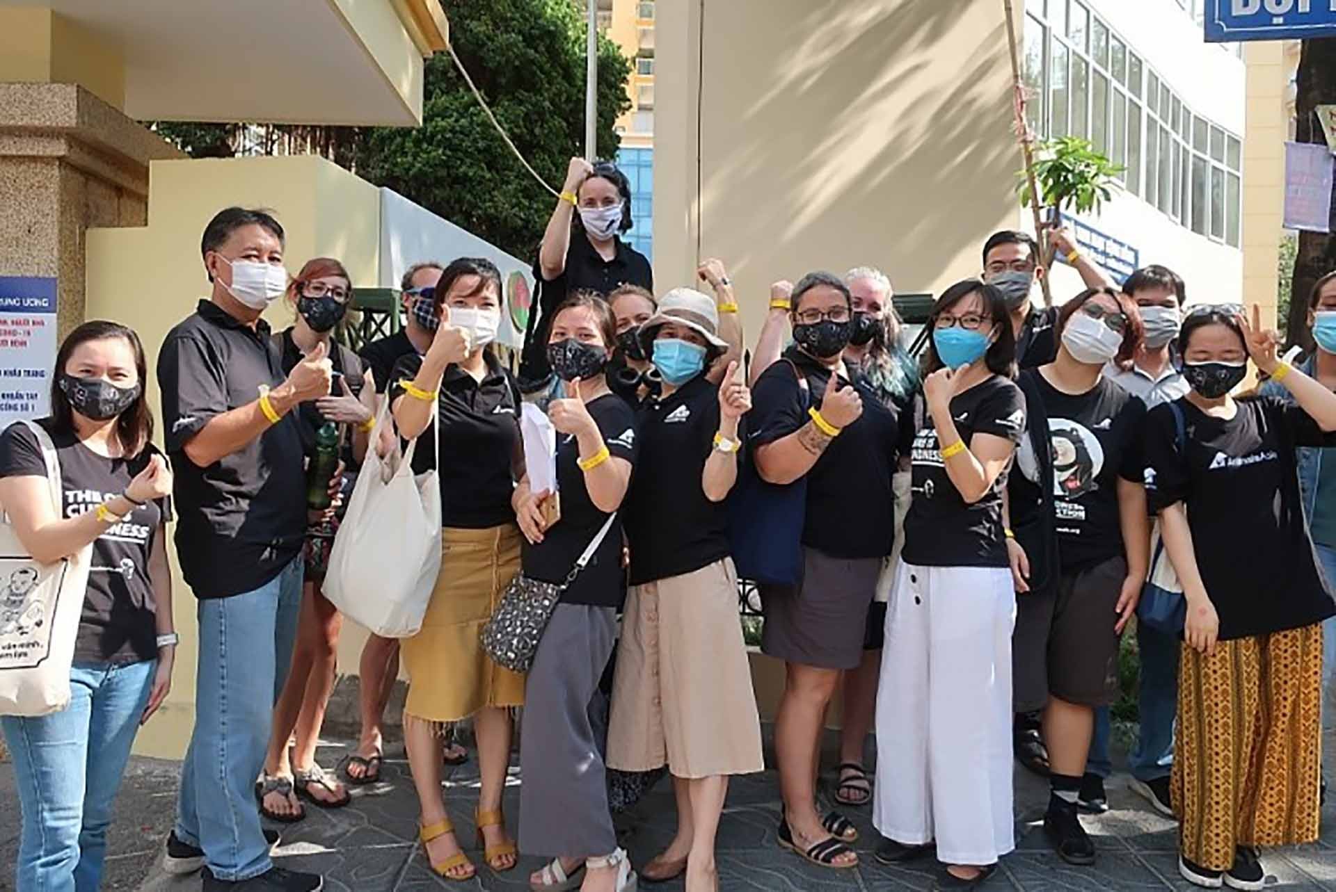 Cán bộ, nhân viên các tổ chức PCPNN bày tỏ niềm vui sau khi được tiêm vaccine phòng Covid-19 tại Hà Nội. (Nguồn: VUFO)