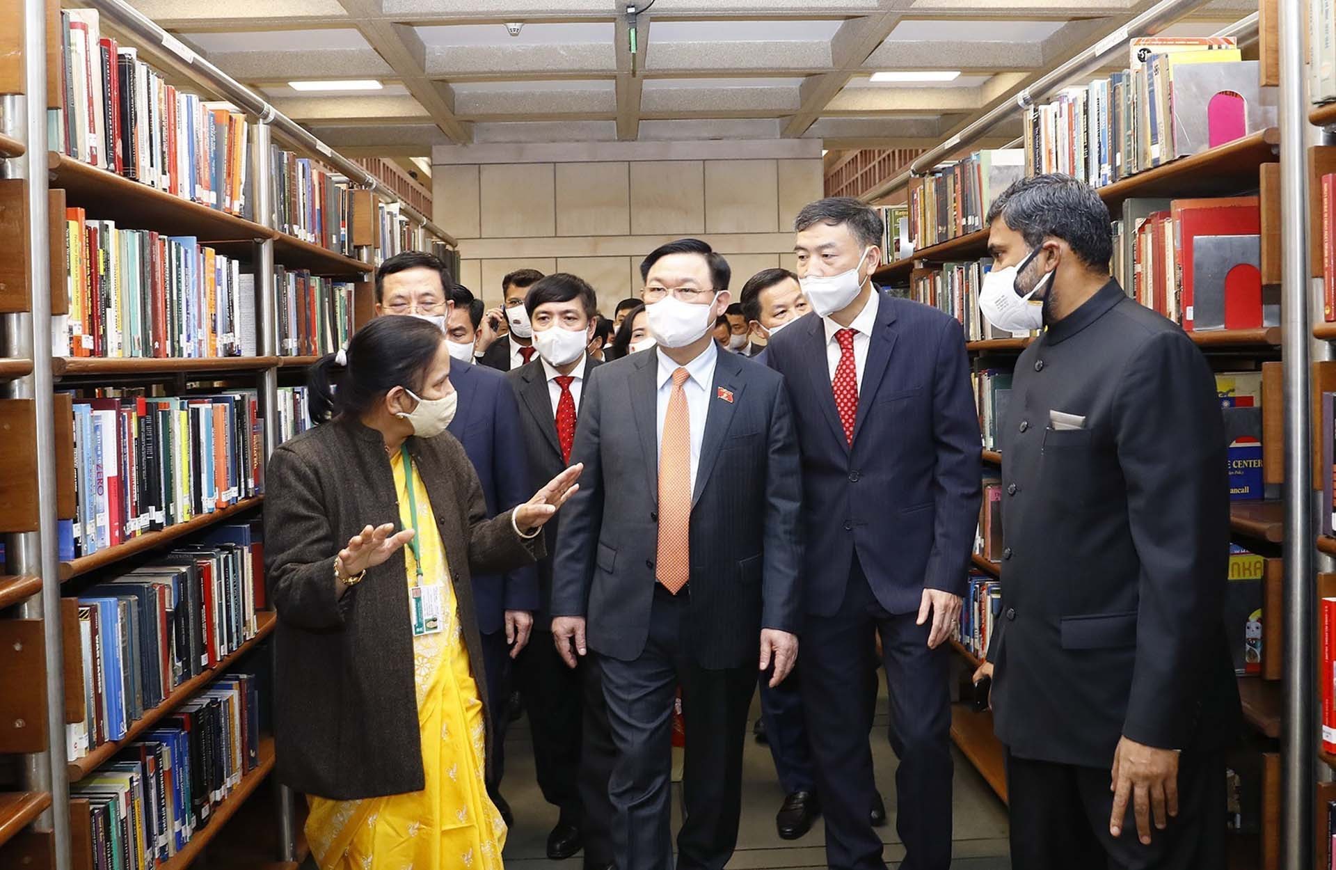 Chủ tịch Quốc hội Vương Đình Huệ xem trưng bày lưu trữ về tư liệu của Hạ viện Ấn Độ. (Nguồn: TTXVN)