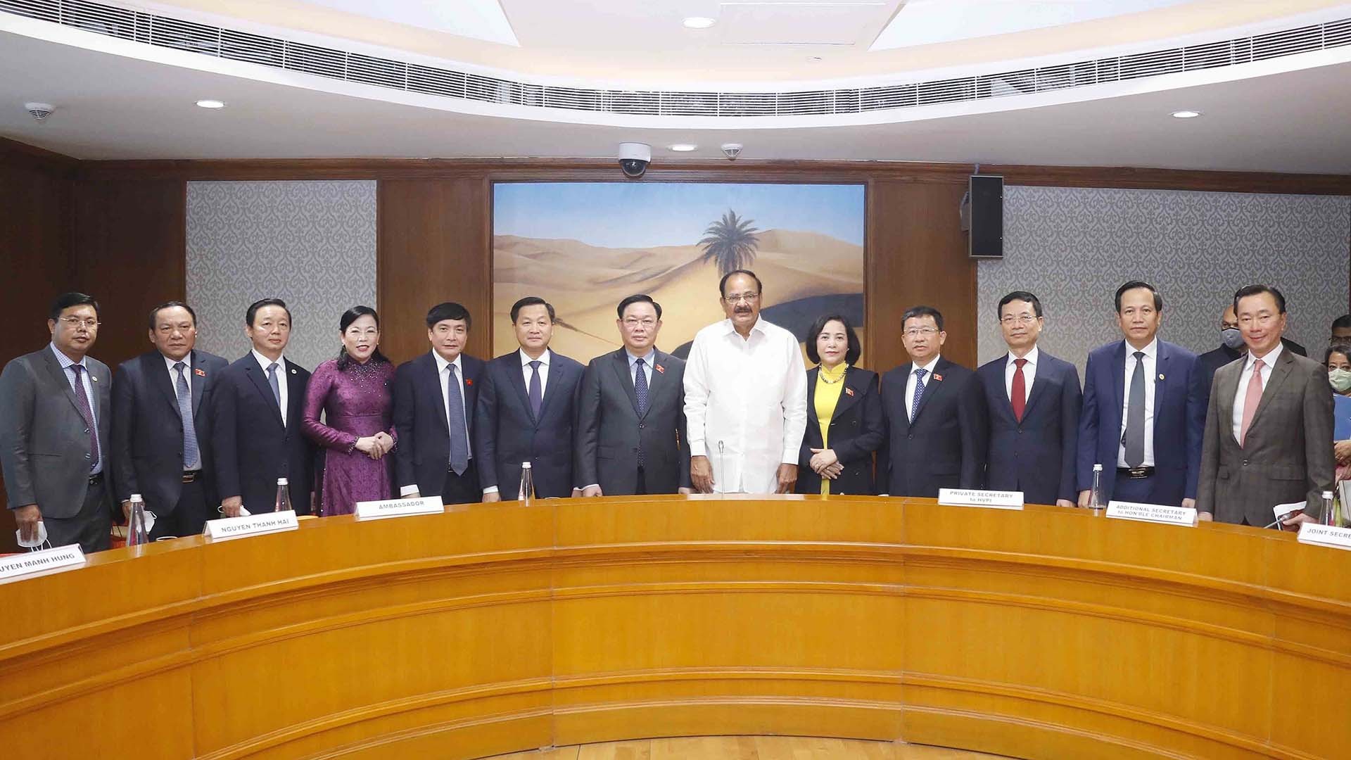 Chủ tịch Quốc hội Vương Đình Huệ và Chủ tịch Thượng viện kiêm Phó Tổng thống Ấn Độ Venkaiah Naidu cùng các đại biểu. (Nguồn: TTXVN)