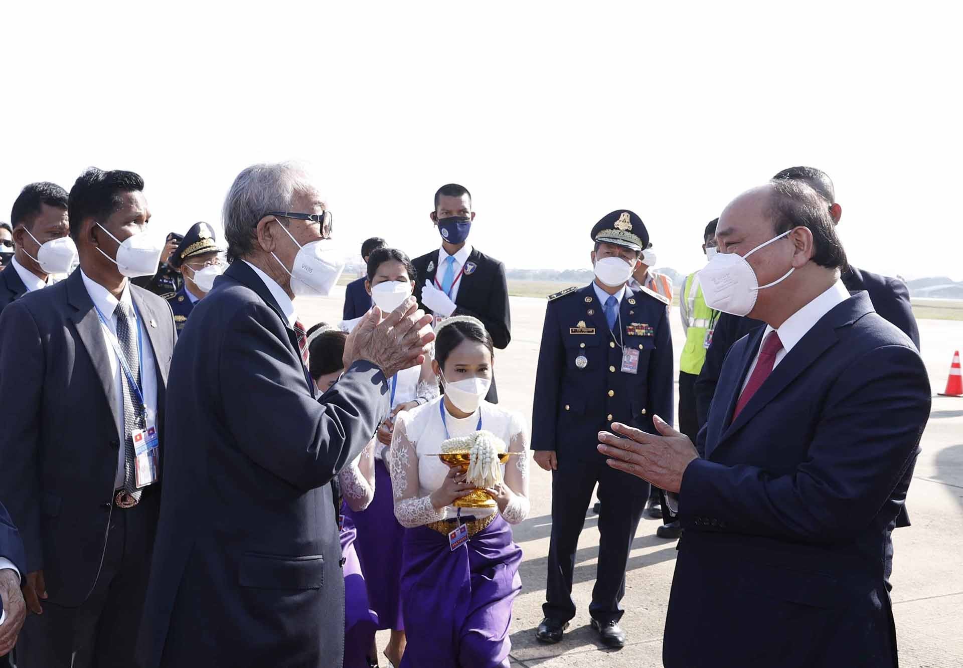Các quan chức Hoàng gia Vương quốc Campuchia đón Chủ tịch nước Nguyễn Xuân Phúc cùng Đoàn đại biểu cấp cao Việt Nam tại Sân bay Quốc tế Pochentong. (Nguồn: TTXVN)