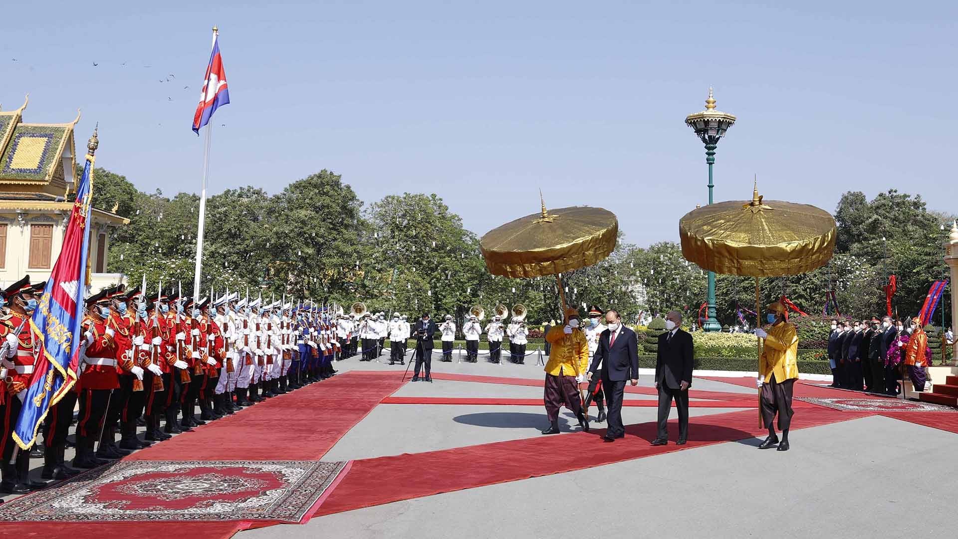 Quang cảnh Lễ đón Chủ tịch nước Nguyễn Xuân Phúc tại Cung điện Hoàng gia Campuchia. (Nguồn: TTXVN)