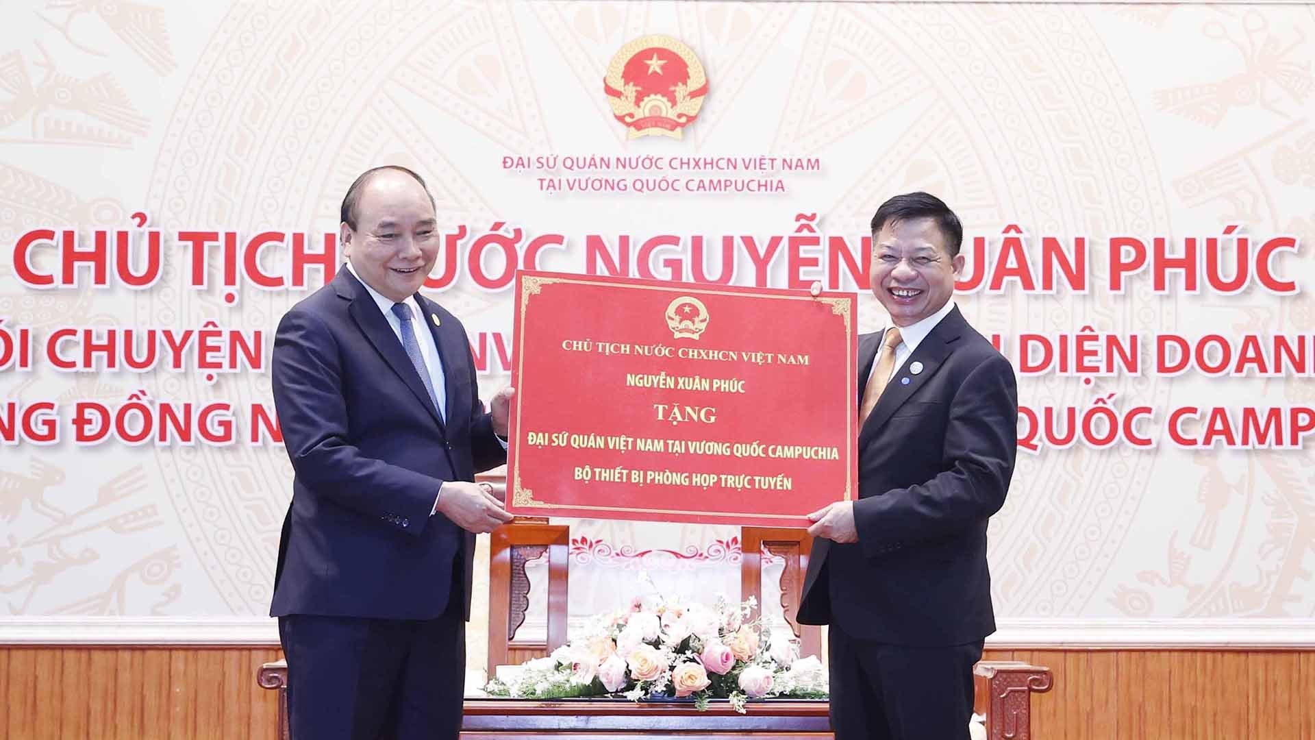 Chủ tịch nước Nguyễn Xuân Phúc trao tặng bộ thiết bị họp trực tuyến cho Đại sứ quán Việt Nam tại Campuchia. (Nguồn: TTXVN)
