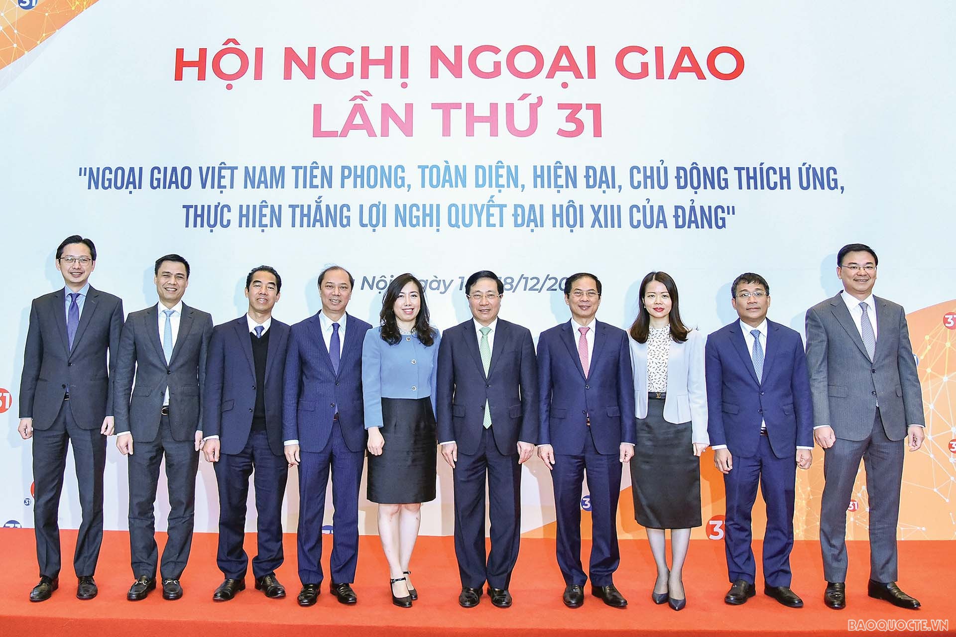 Phó Thủ tướng Thường trực Phạm Bình Minh, Bộ trưởng Ngoại giao Bùi Thanh Sơn chụp ảnh cùng các Thứ trưởng và Trợ lý Bộ trưởng Ngoại giao. (Ảnh: Nguyễn Hồng)