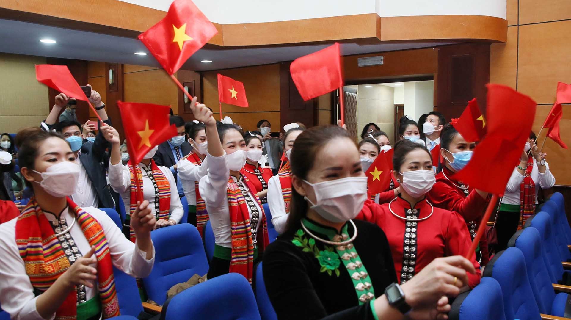 Niềm vui của người dân và nghệ nhân Xòe Thái khi di sản được UNESCO vinh danh. (Ảnh: Trần Huấn)