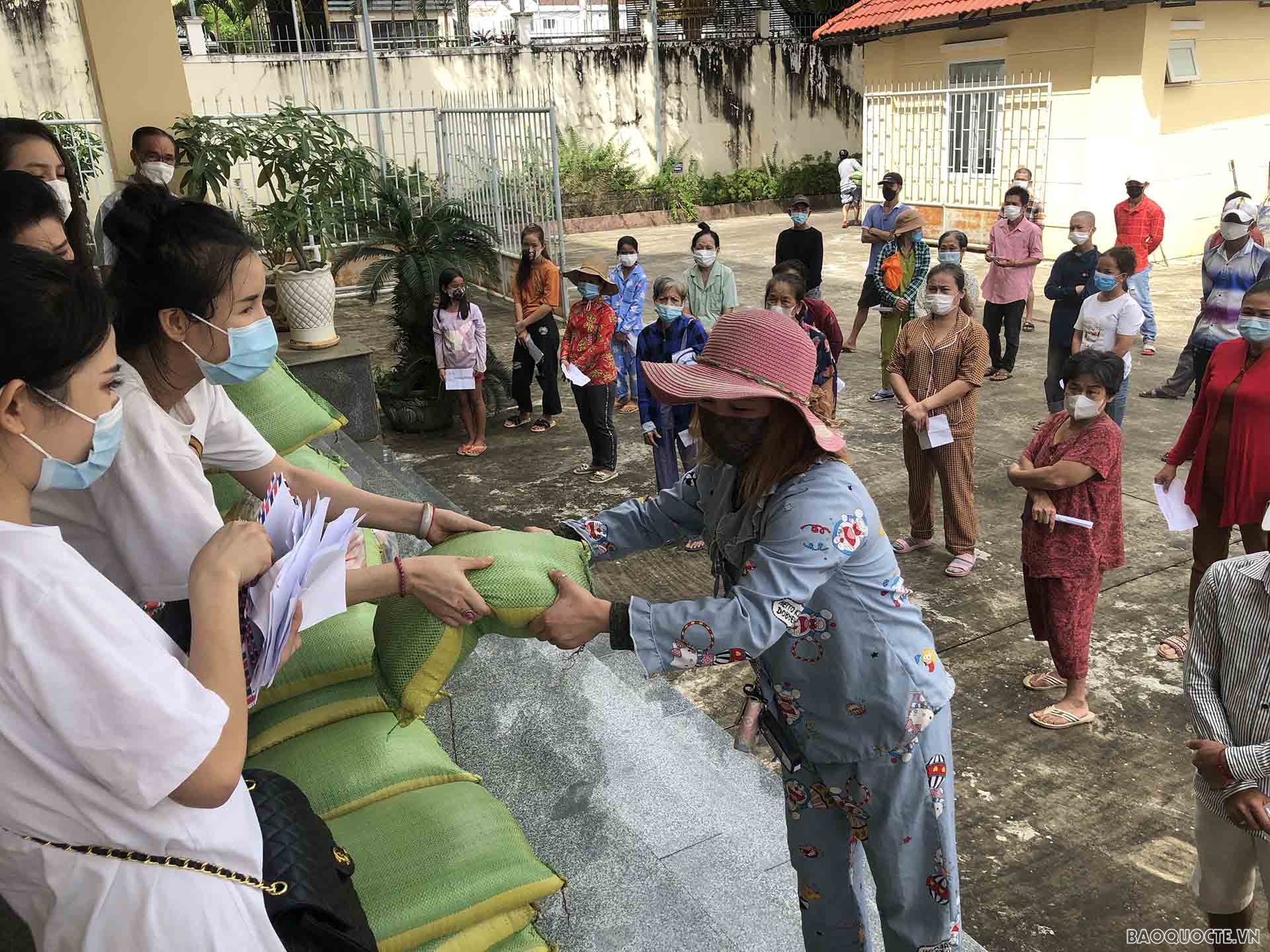 Một số lao động người Việt tại thành phố Preah Sihanouk quyên góp và phối hợp cùng Tổng Lãnh sự quán Việt Nam và Hội Khmer-Việt Nam tỉnh Preah Sihanouk quà tặng cho 60 hộ gia đình gốc Việt có hoàn cảnh đặc biệt khó khăn nơi đây.