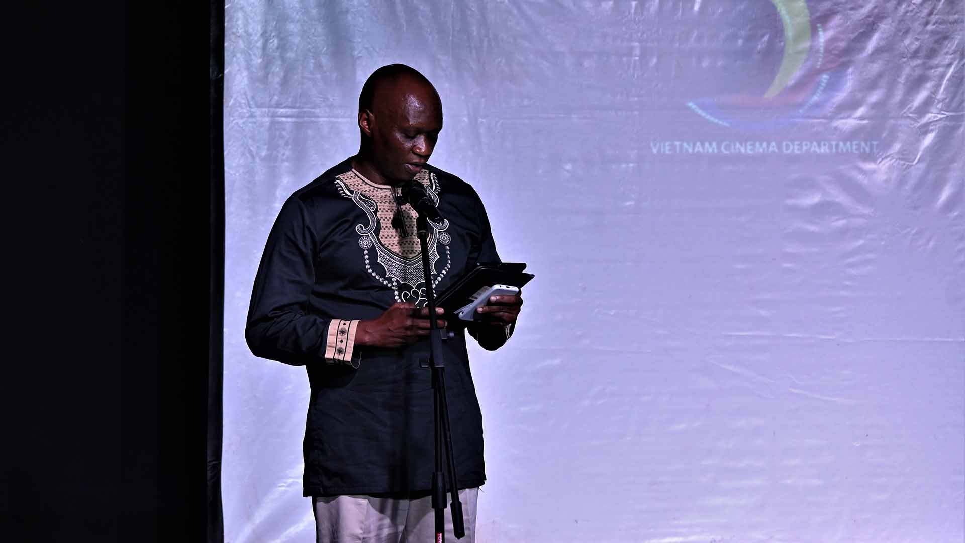 Tiến sỹ Kiagho Bukheti Kilonzo, Thư ký Điều hành Hội đồng Phim Tanzania phát biểu.