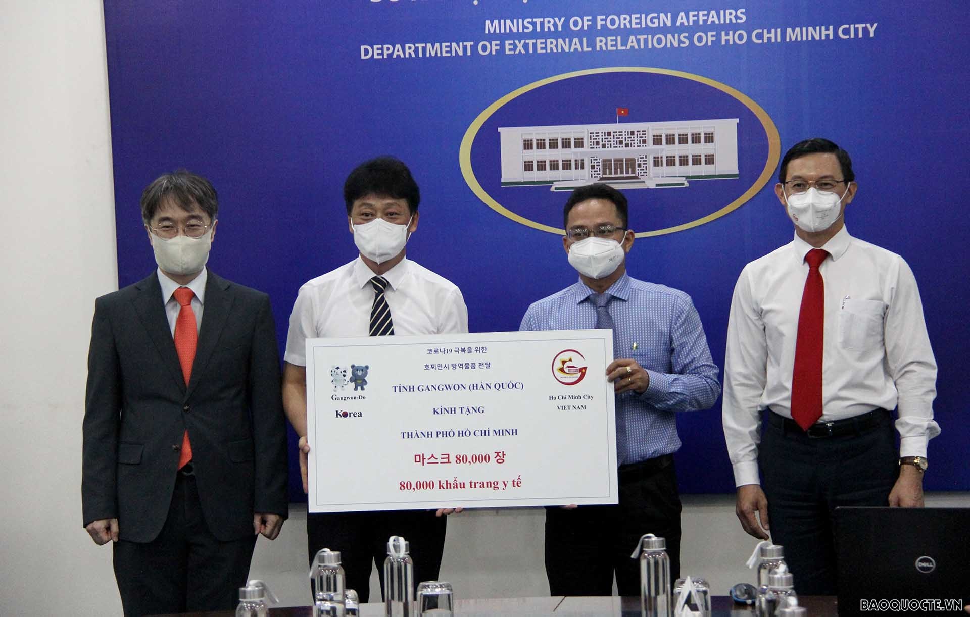 Tỉnh Gangwon, Hàn Quốc trao tặng 80.000 khẩu trang y tế phòng chống dịch Covid-19 cho TP. Hồ Chí Minh.