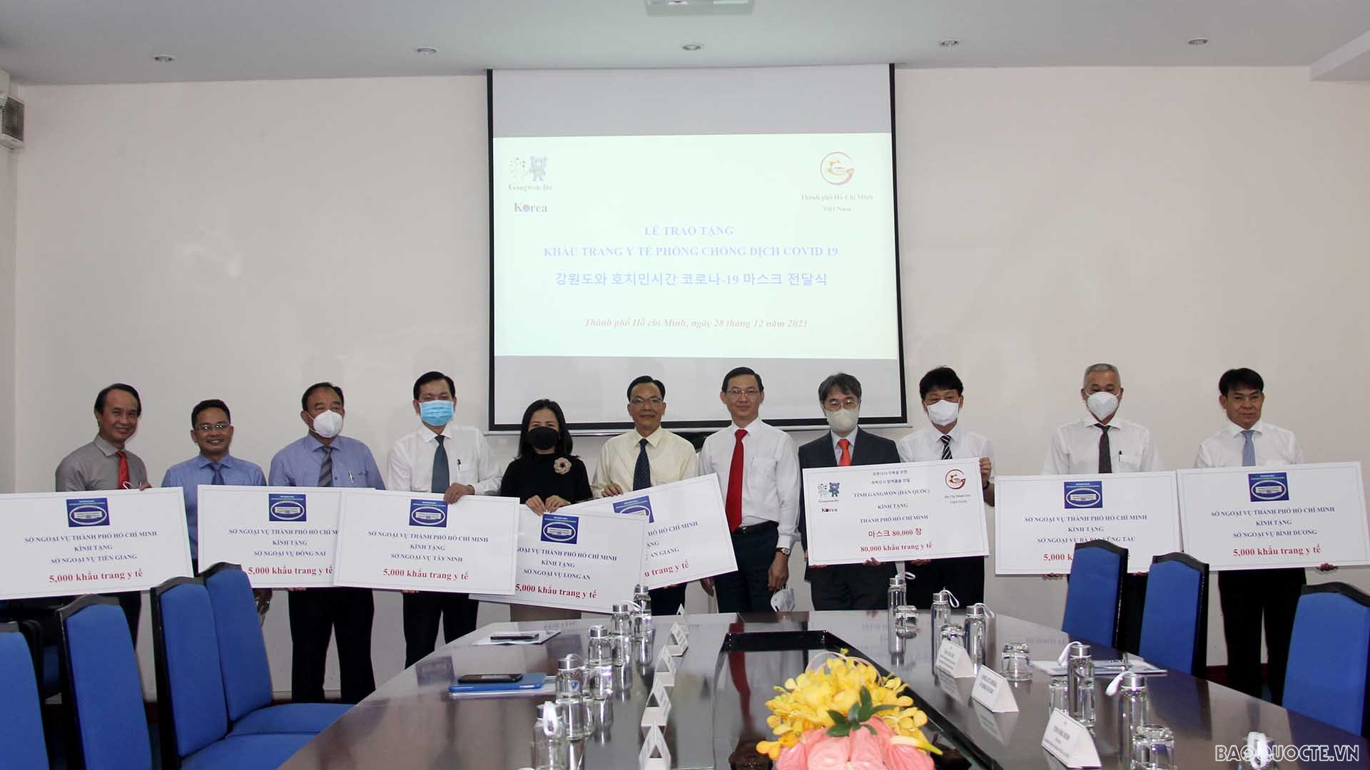 Sở Ngoại vụ TP. Hồ Chí Minh trao tặng đến 07 Sở Ngoại vụ các tỉnh thành phía Nam số lượng 35.000 khẩu trang y tế trong tổng số 80.000 khẩu trang y tế mà tỉnh Gangwon trao tặng cho TP. Hồ Chí Minh.