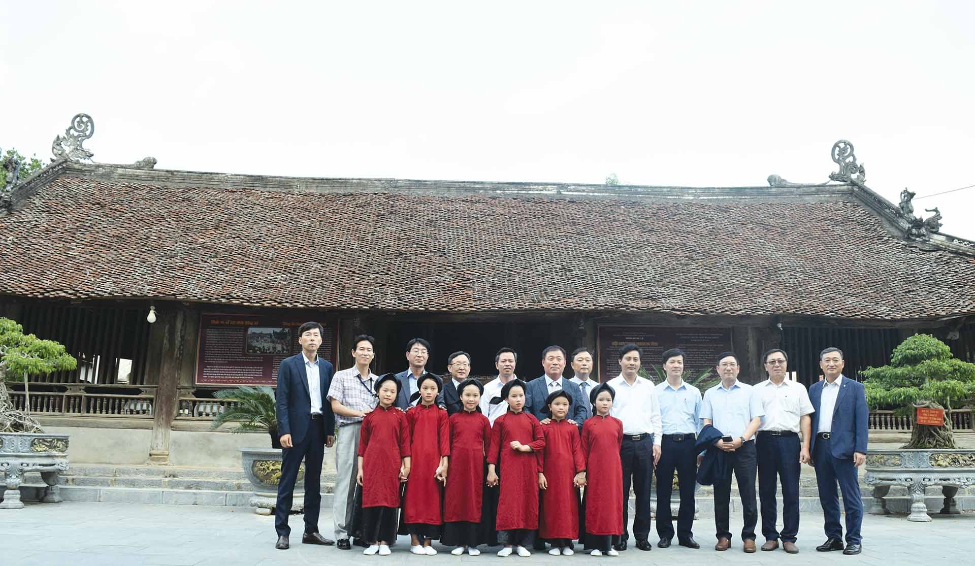 Đoàn đại biểu Đại sứ quán và doanh nghiệp Hàn Quốc tham quan trải nghiệm tại làng cổ Hùng Lô và xem trình diễn Hát Xoan.