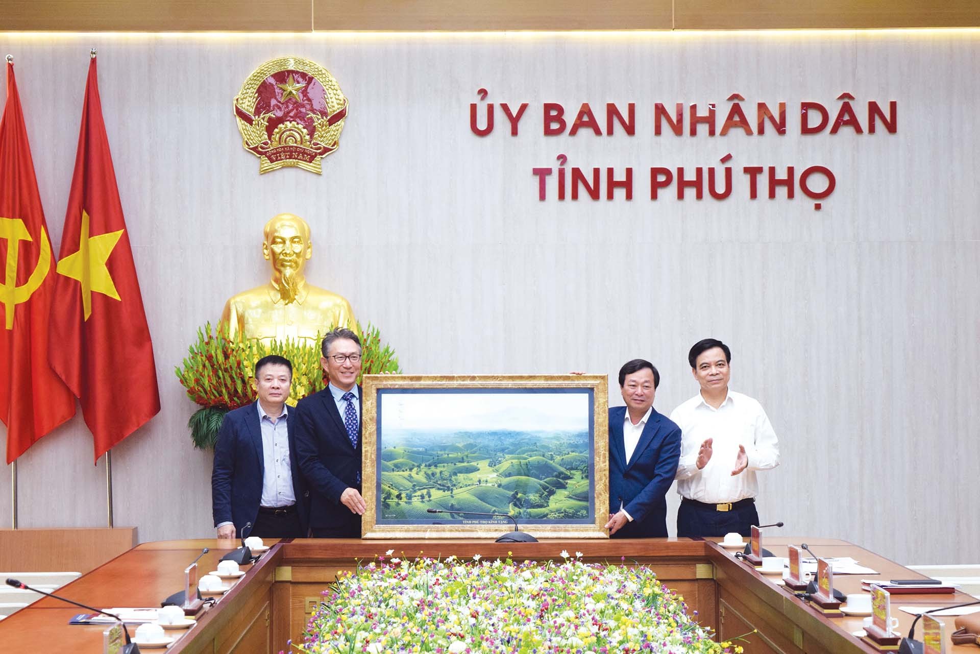 Chủ tịch UBND tỉnh Phú Thọ Bùi Văn Quang tặng bức ảnh Đồi chè Long Cốc cho ông Kinoshita Tadahiro, Tổng giám đốc Công ty Sojitz Việt Nam, thành viên của Tập đoàn Sojitz Nhật Bản.
