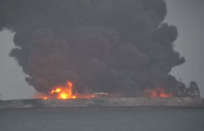 Bốc cháy hai ngày sau khi va chạm, tàu Sanchi có nguy cơ phát nổ