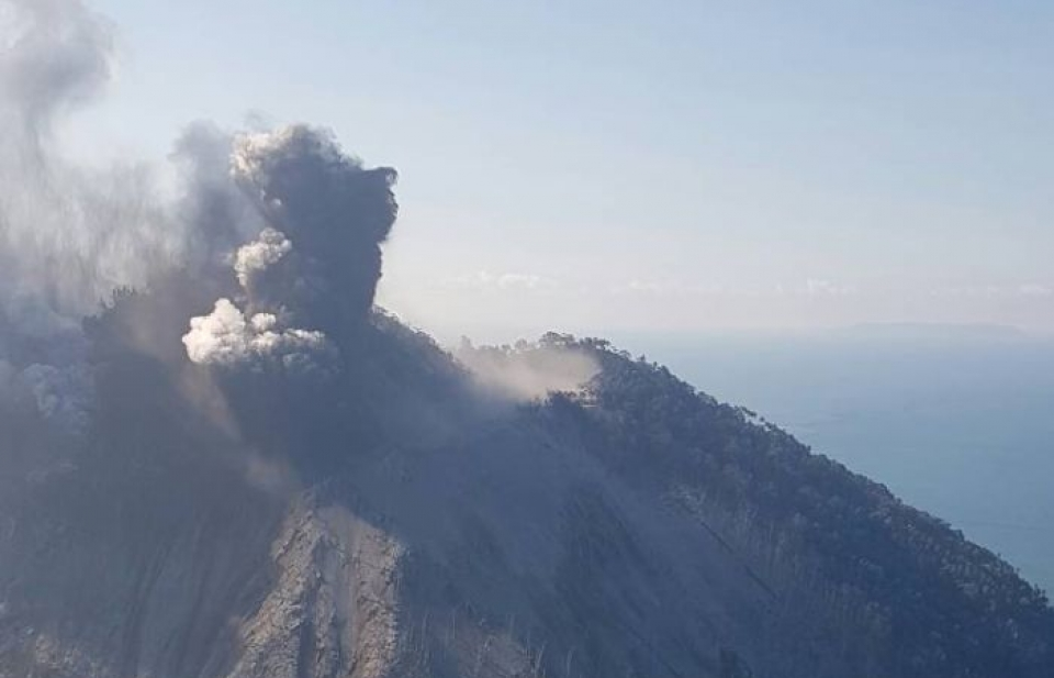 Papua New Guinea sơ tán người dân vào đất liền do núi lửa phun trào mạnh