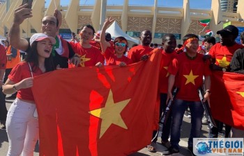 Trận Việt Nam - Iran: CĐV Việt Nam nhuộm đỏ sân vận động trước giờ bóng lăn