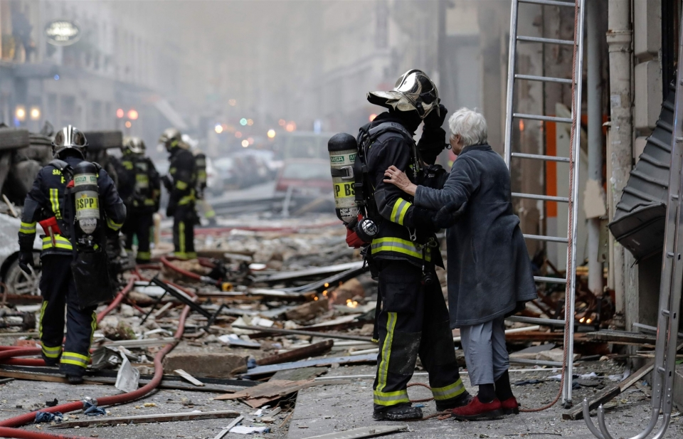 Hiện trường như bị đánh bom sau vụ nổ ở trung tâm Paris