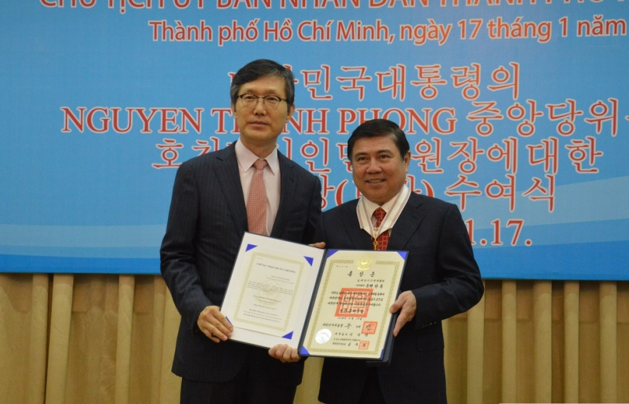 Chủ tịch TP. Hồ Chí Minh nhận Huân chương văn hóa Bogwan
