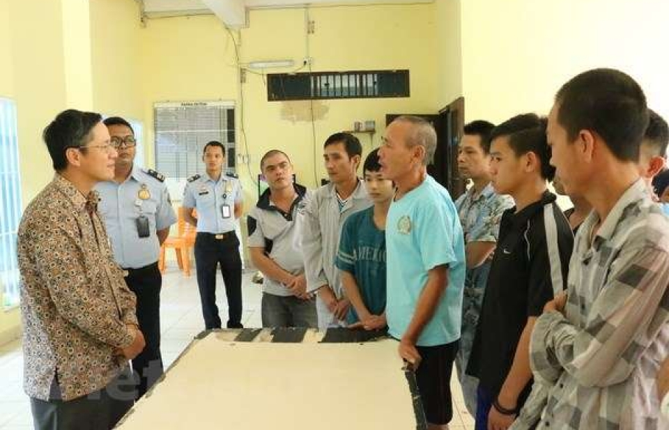 Thăm hỏi các ngư dân Việt Nam đang bị tạm giữ tại Indonesia