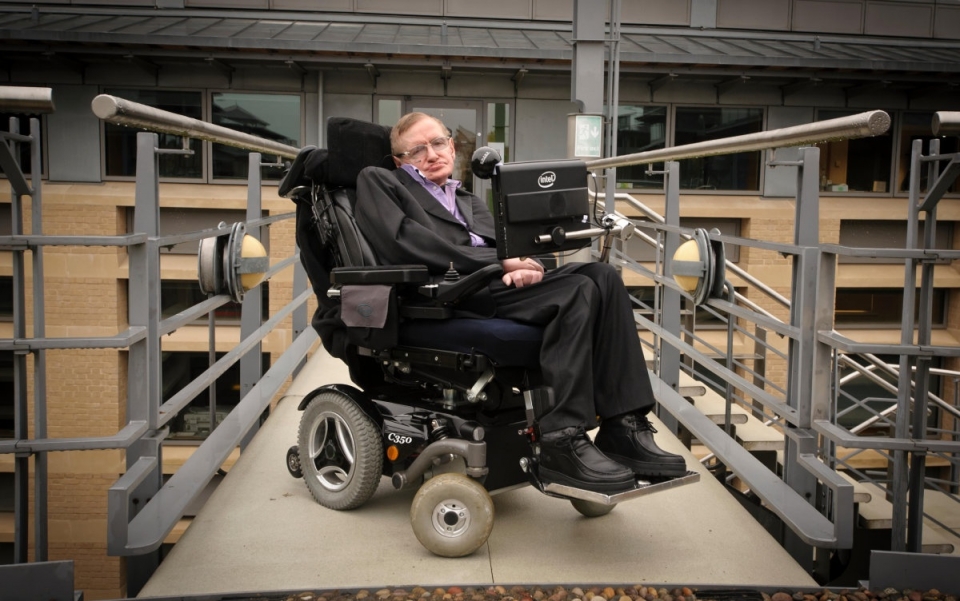 nha vat ly hoc stephen hawking qua doi