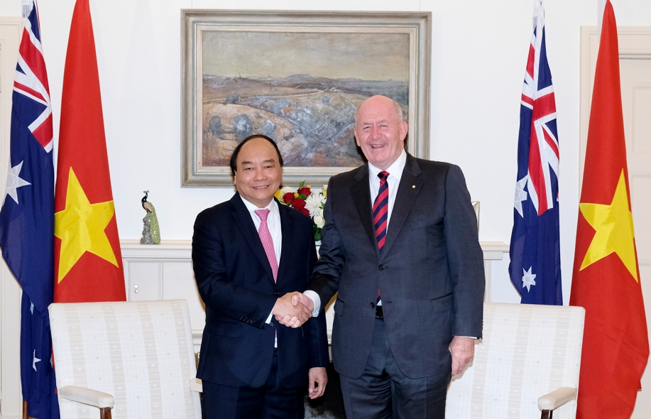 Toàn quyền Australia lái xe điện đưa Thủ tướng Nguyễn Xuân Phúc thăm vườn thú Kangaroo