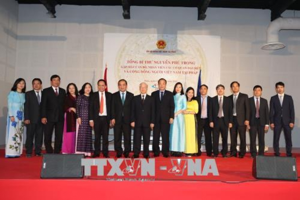 Tổng Bí thư Nguyễn Phú Trọng và các đại biểu chụp ảnh chung với cán bộ, nhân viên Đại sứ quán Việt Nam tại Pháp và cộng đồng người Việt.